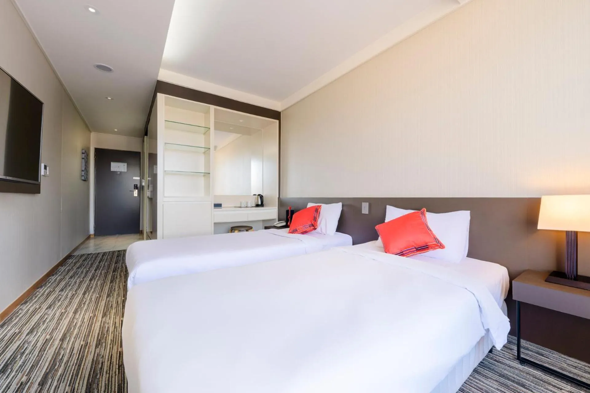 People, Bed in Shin Shin Hotel Jeju Worldcup