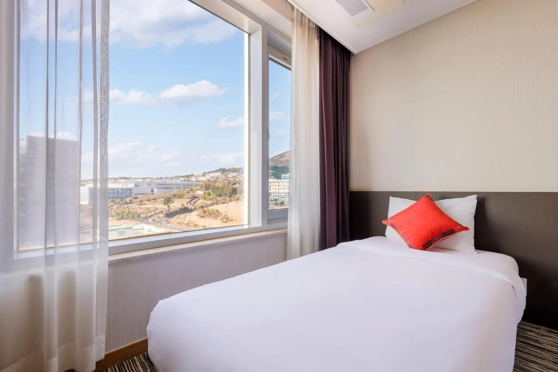 Bed in Shin Shin Hotel Jeju Worldcup