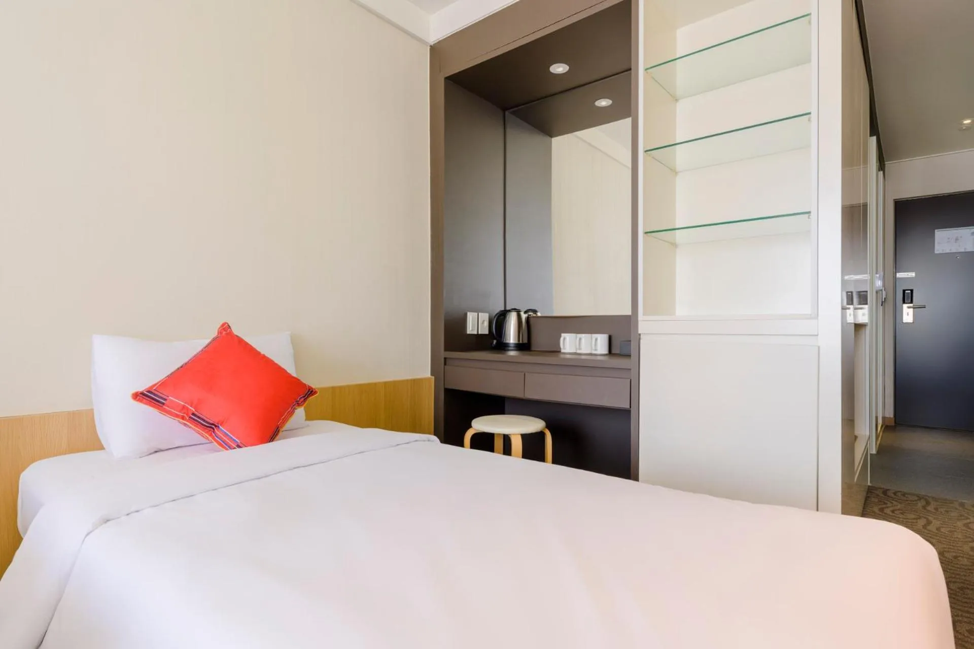 Decorative detail, Bed in Shin Shin Hotel Jeju Worldcup