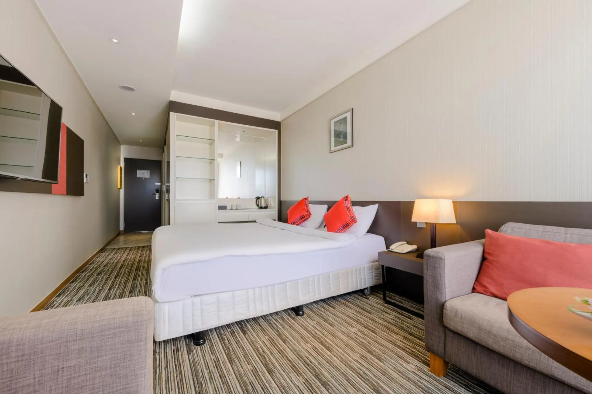 Decorative detail, Bed in Shin Shin Hotel Jeju Worldcup