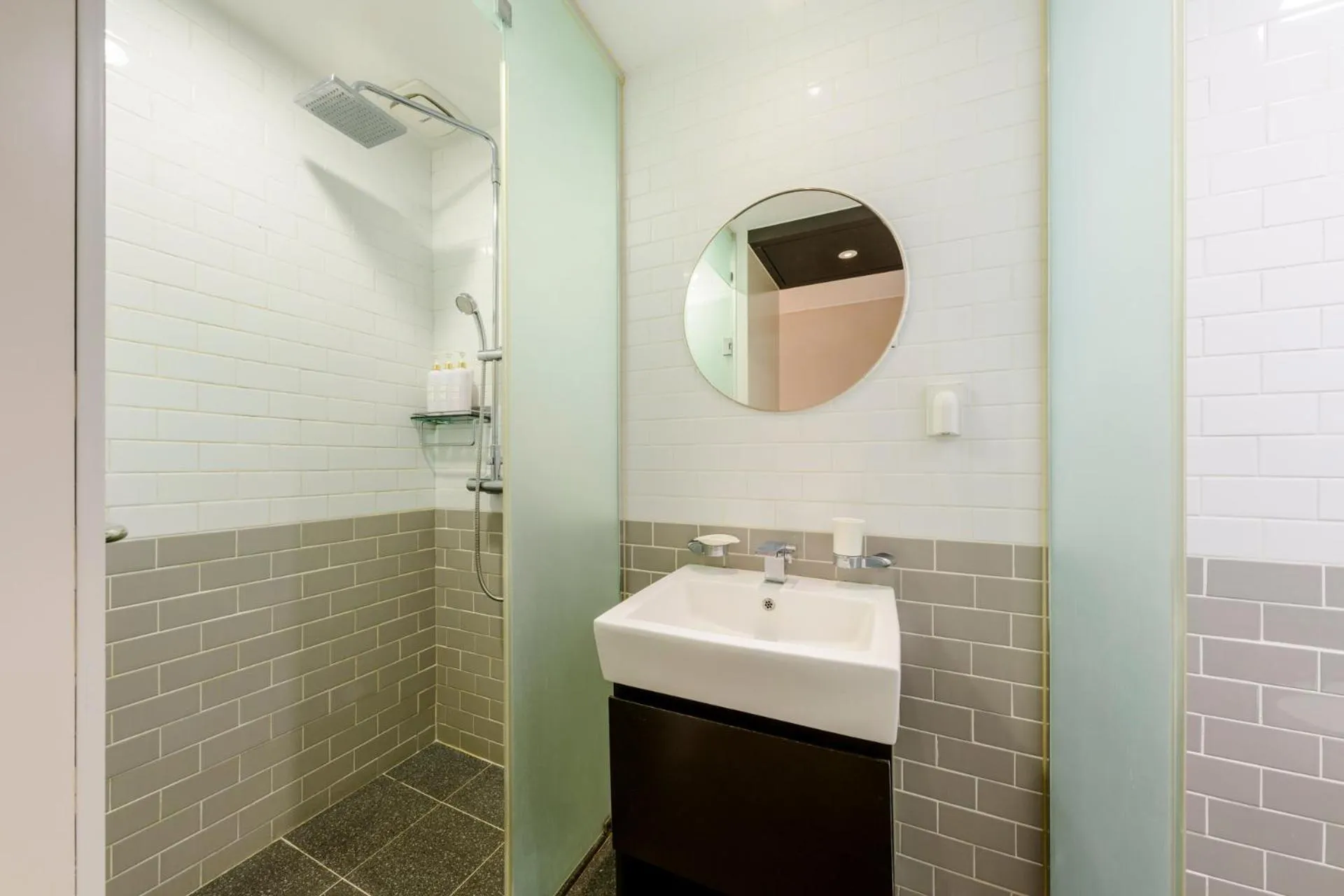 Shower in Shin Shin Hotel Jeju Worldcup