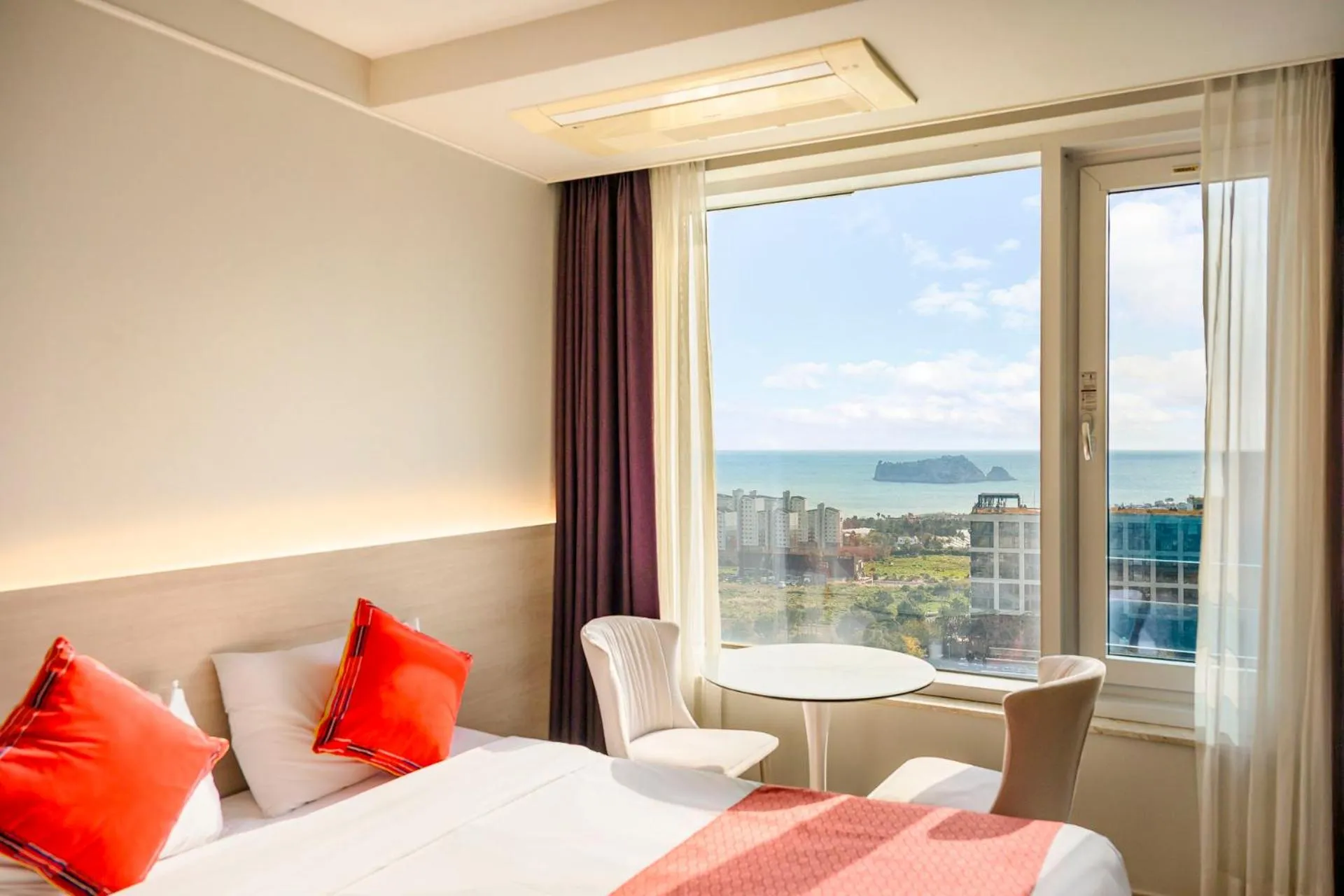 Bed in Shin Shin Hotel Jeju Worldcup