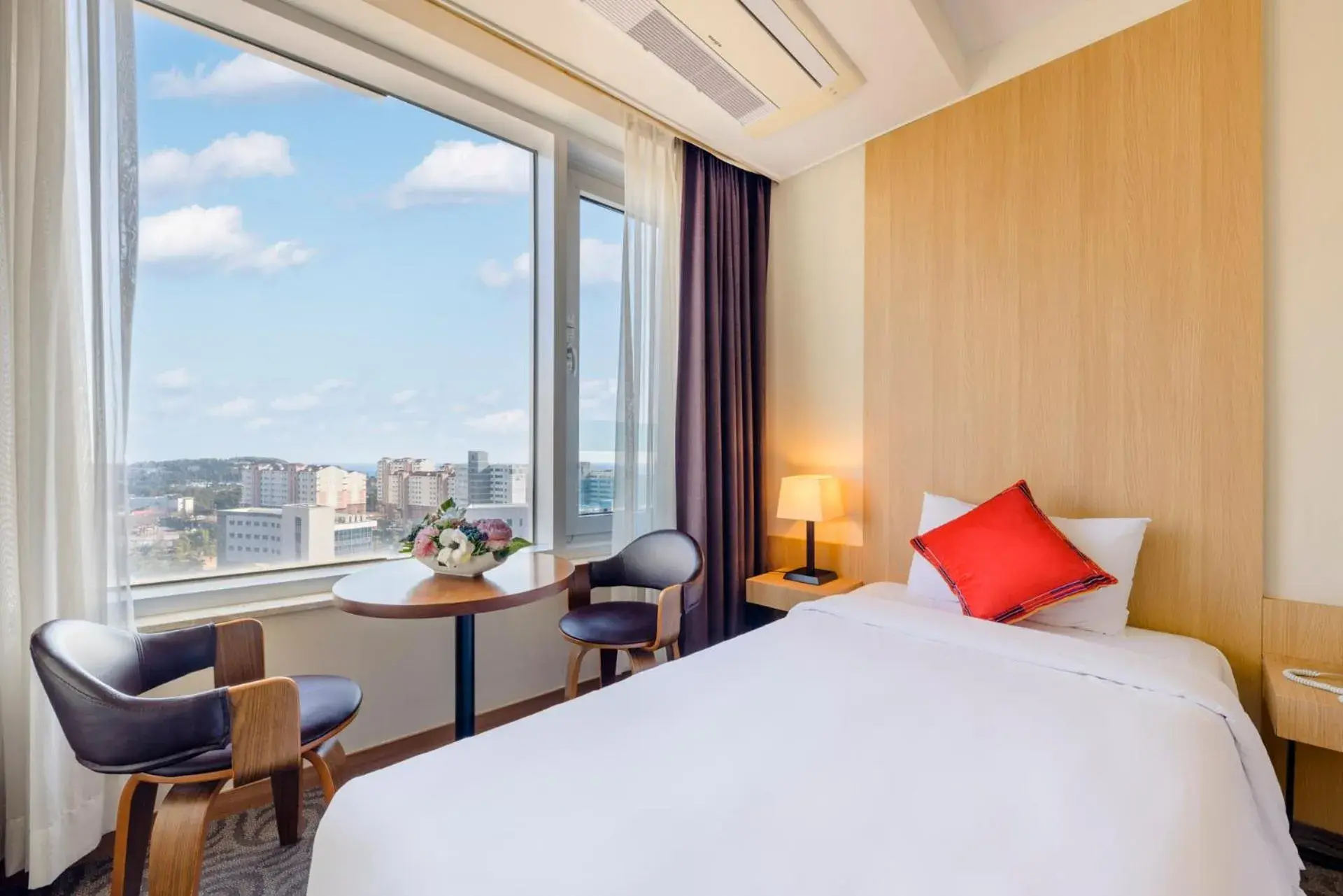 View (from property/room), Bed in Shin Shin Hotel Jeju Worldcup View (from property/room), Bed in Shin Shin Hotel Jeju Worldcup