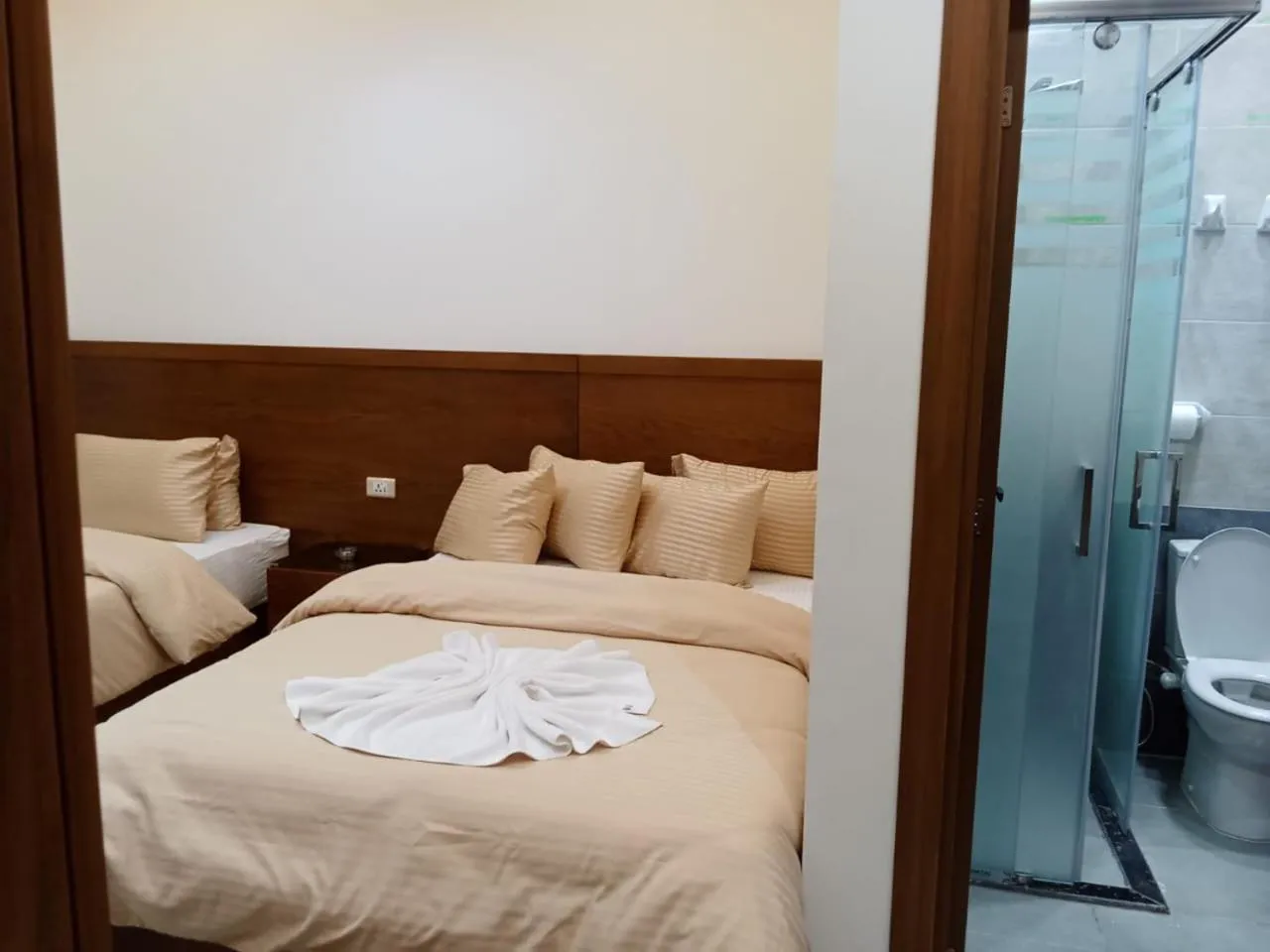 Bathroom, Bed in New Panorama Inn