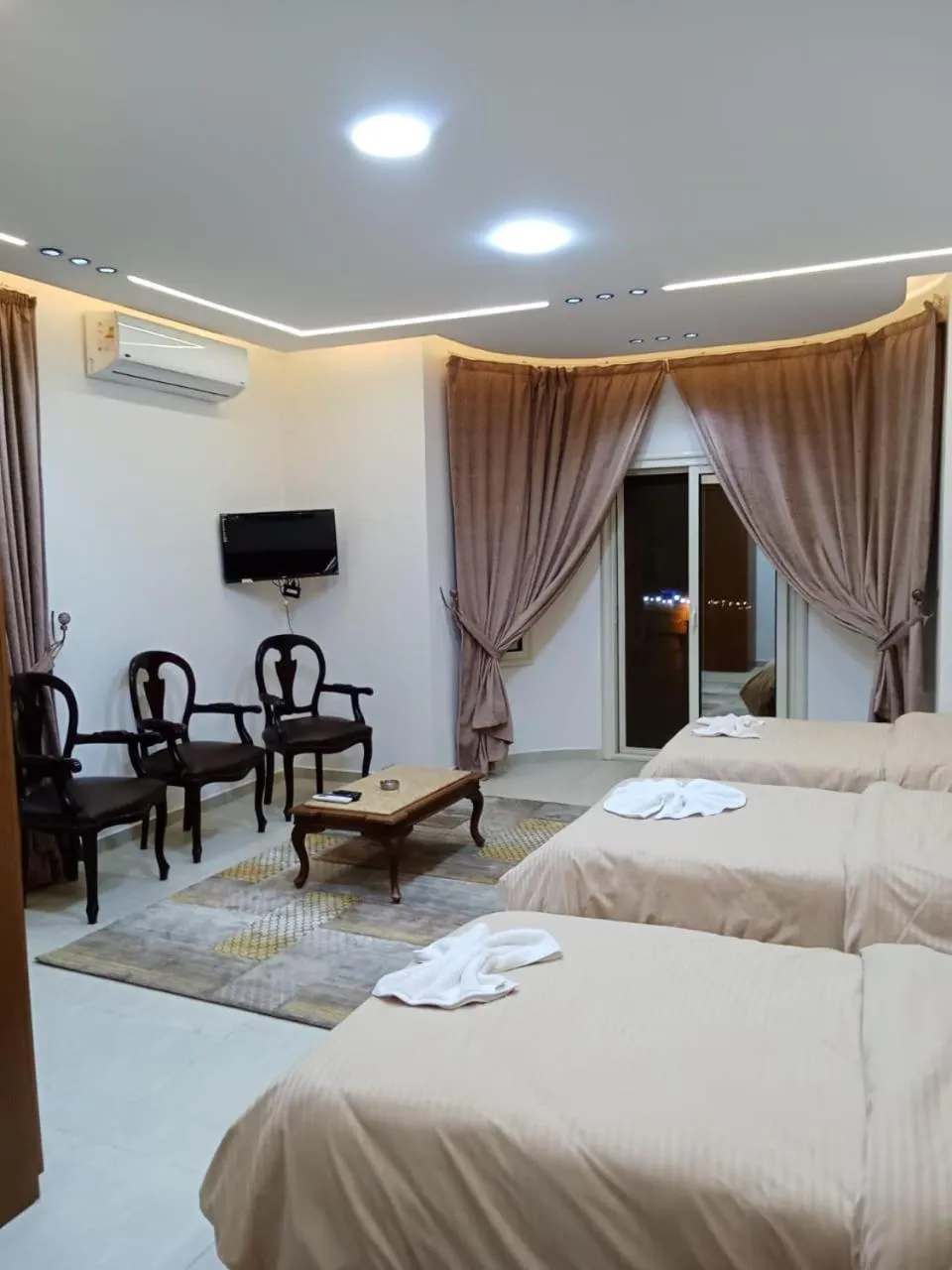 Seating area, Bed in New Panorama Inn