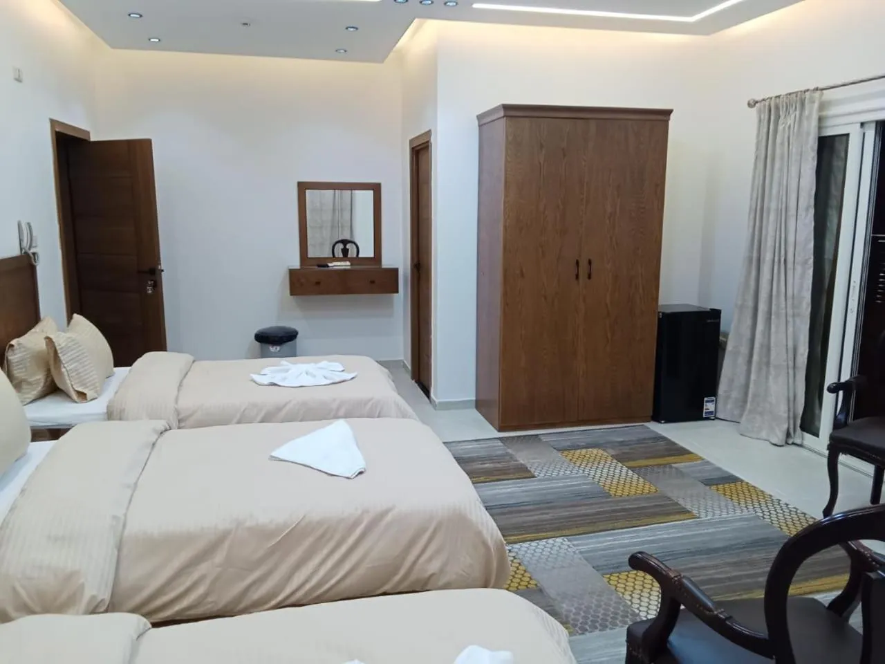 Photo of the whole room, Bed in New Panorama Inn