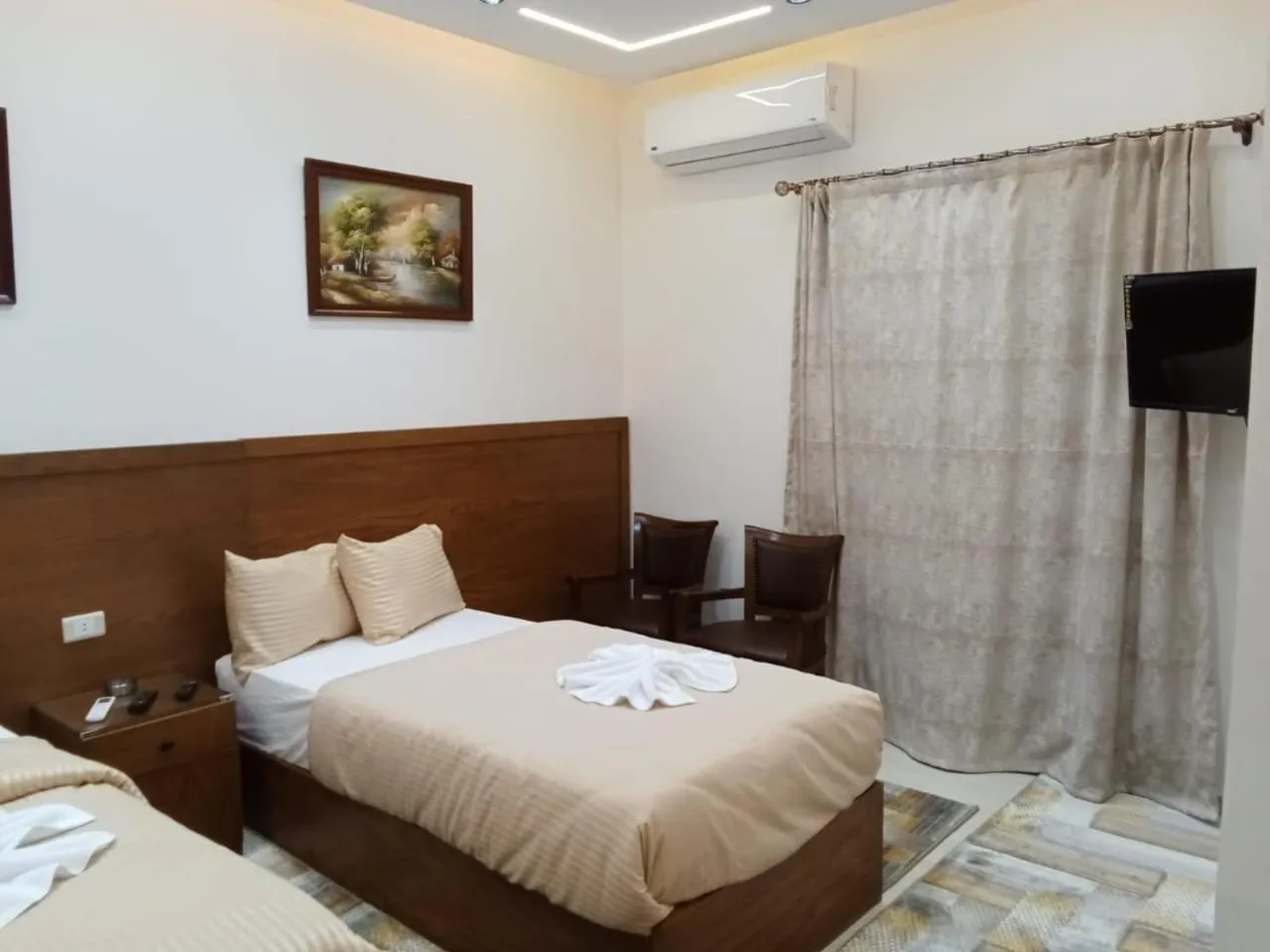 Photo of the whole room, Bed in New Panorama Inn