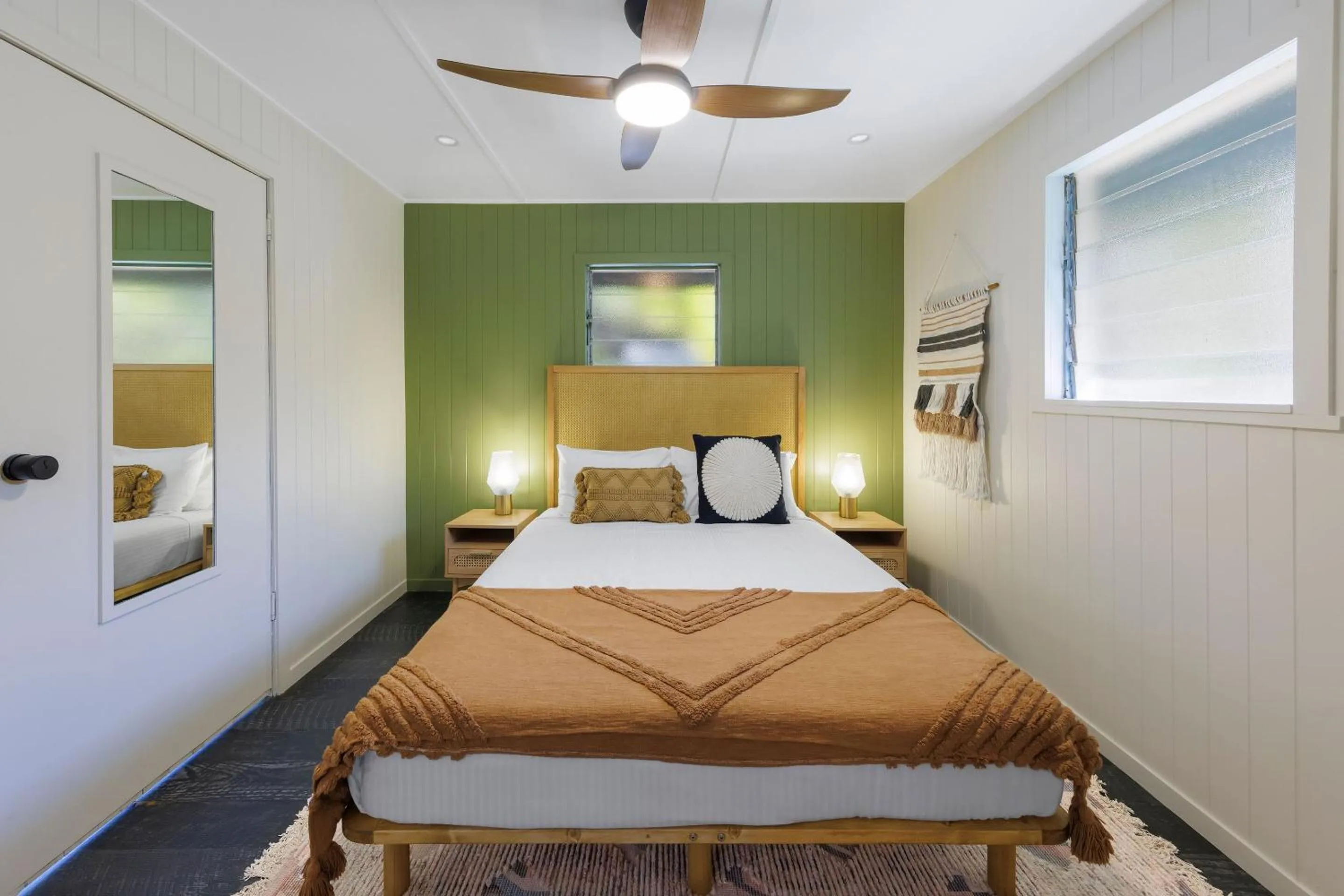 Photo of the whole room, Bed in Bounce Magnetic Island and Koala Park