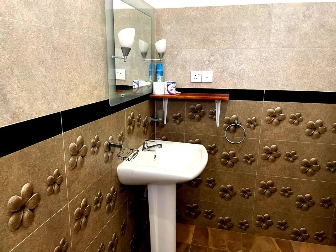 Bathroom in La Safari Inn Tissamaharama