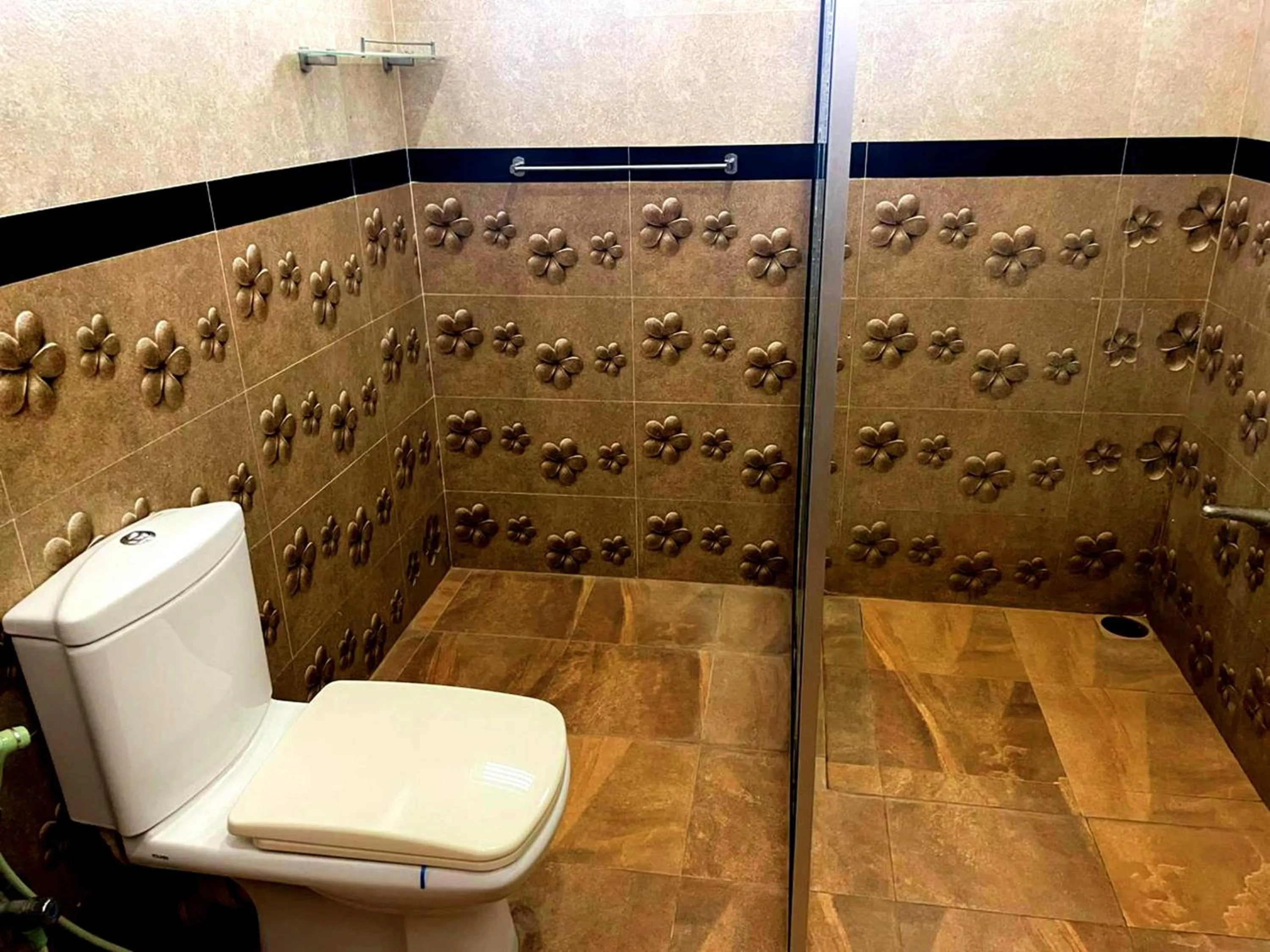 Bathroom in La Safari Inn Tissamaharama