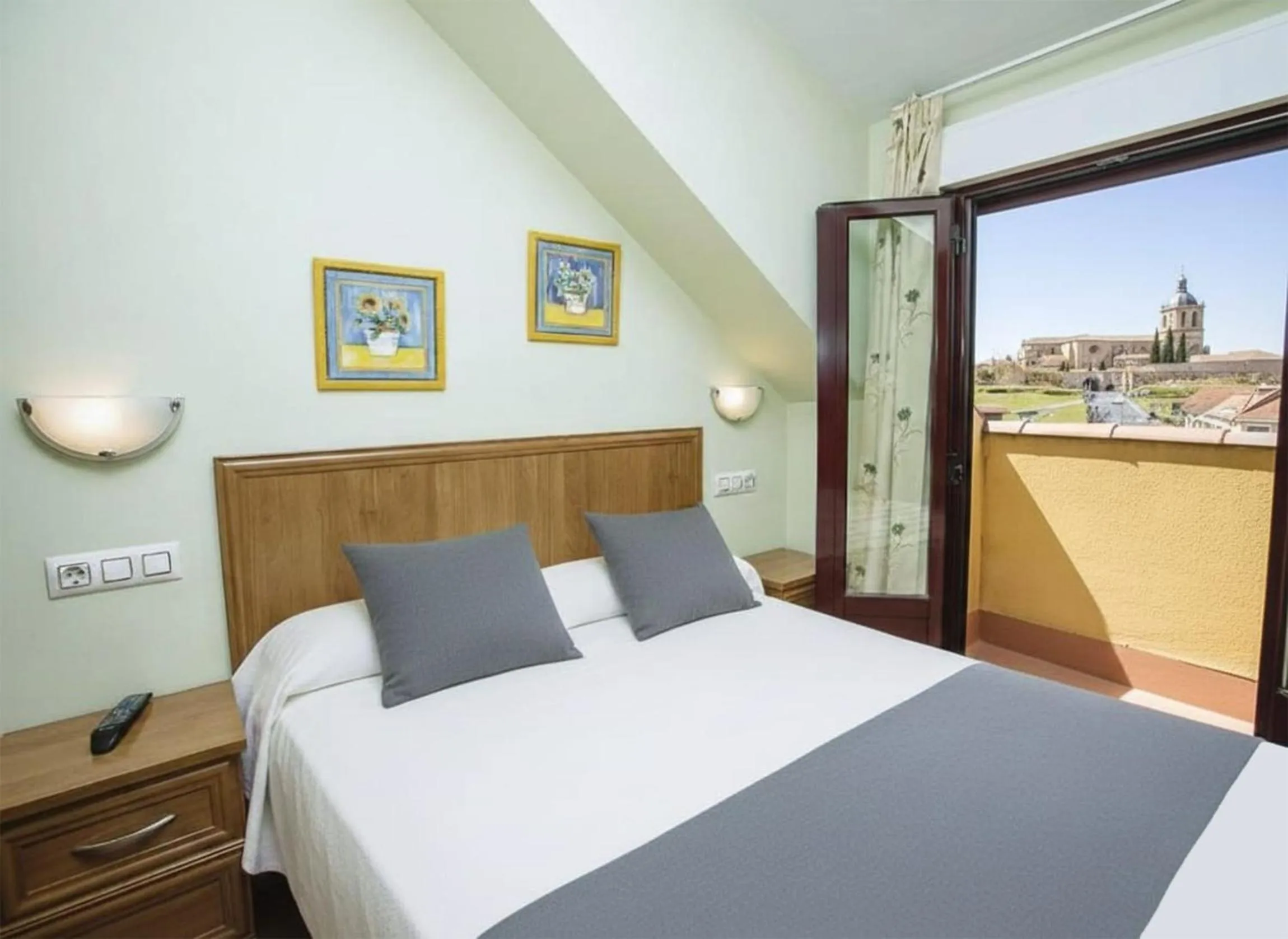 Bed in Hospedería Puerta de la Catedral