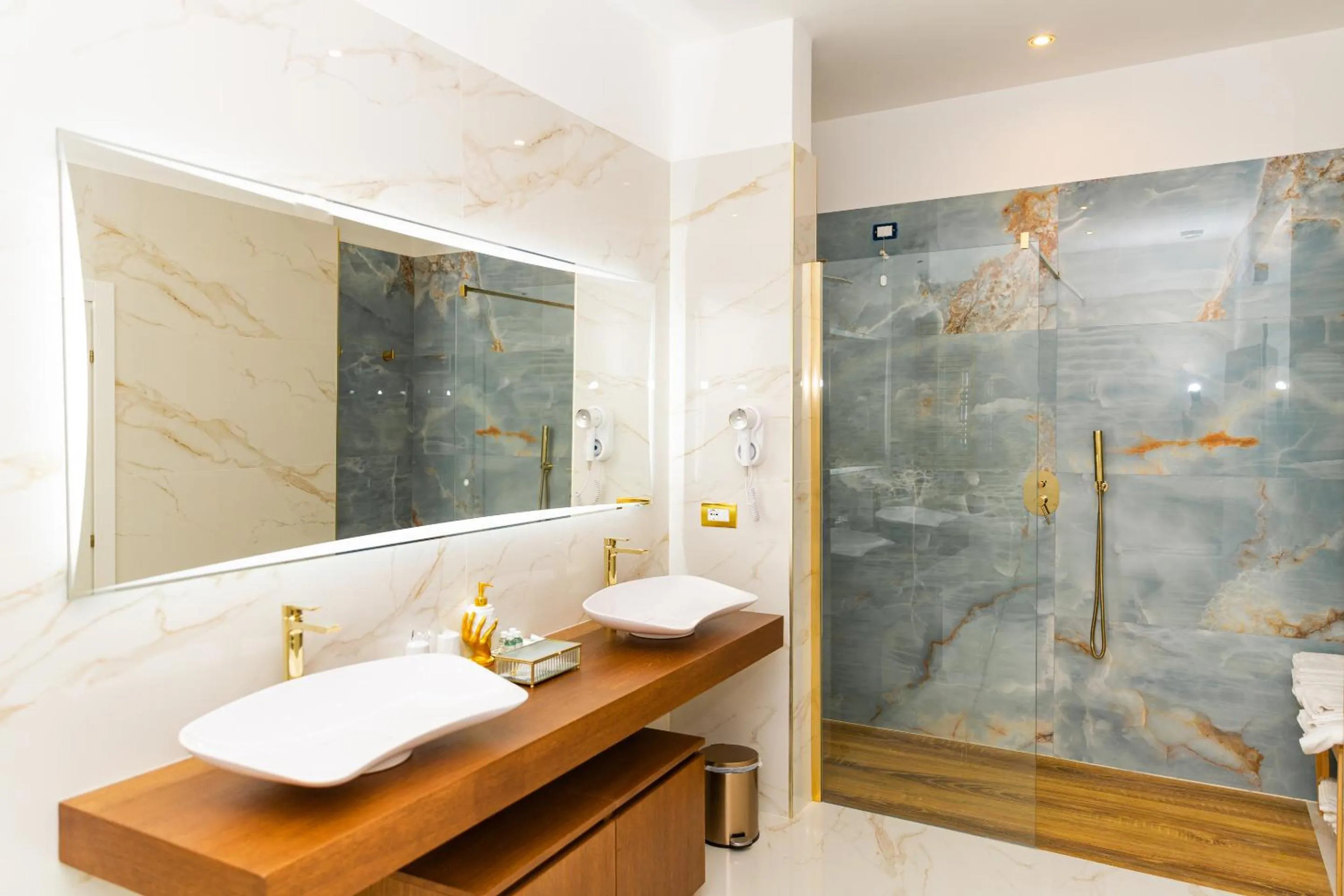 Bathroom in Golden Palace Luxury Guest House