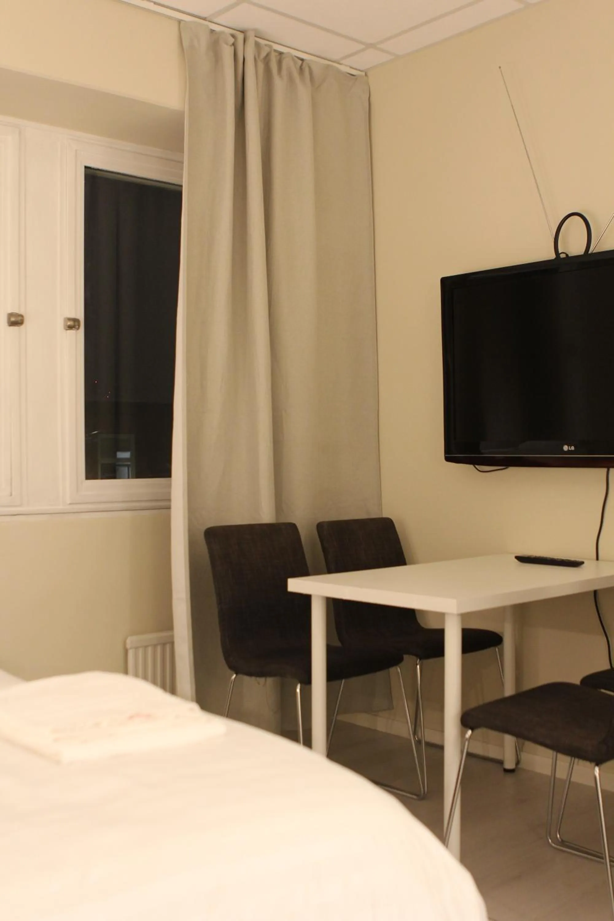 Dining area, Bed in Hotell Bromma