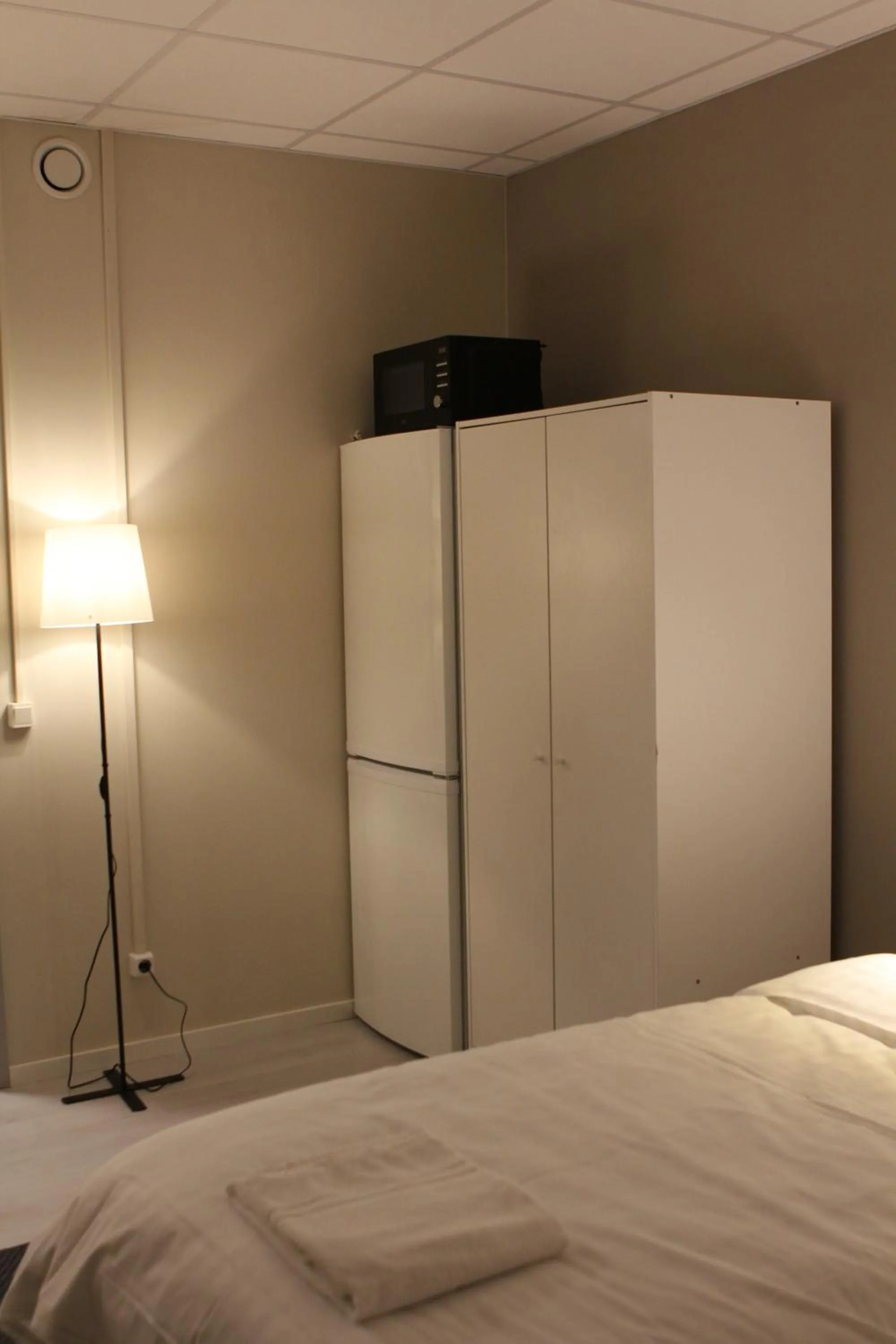 wardrobe, Bed in Hotell Bromma