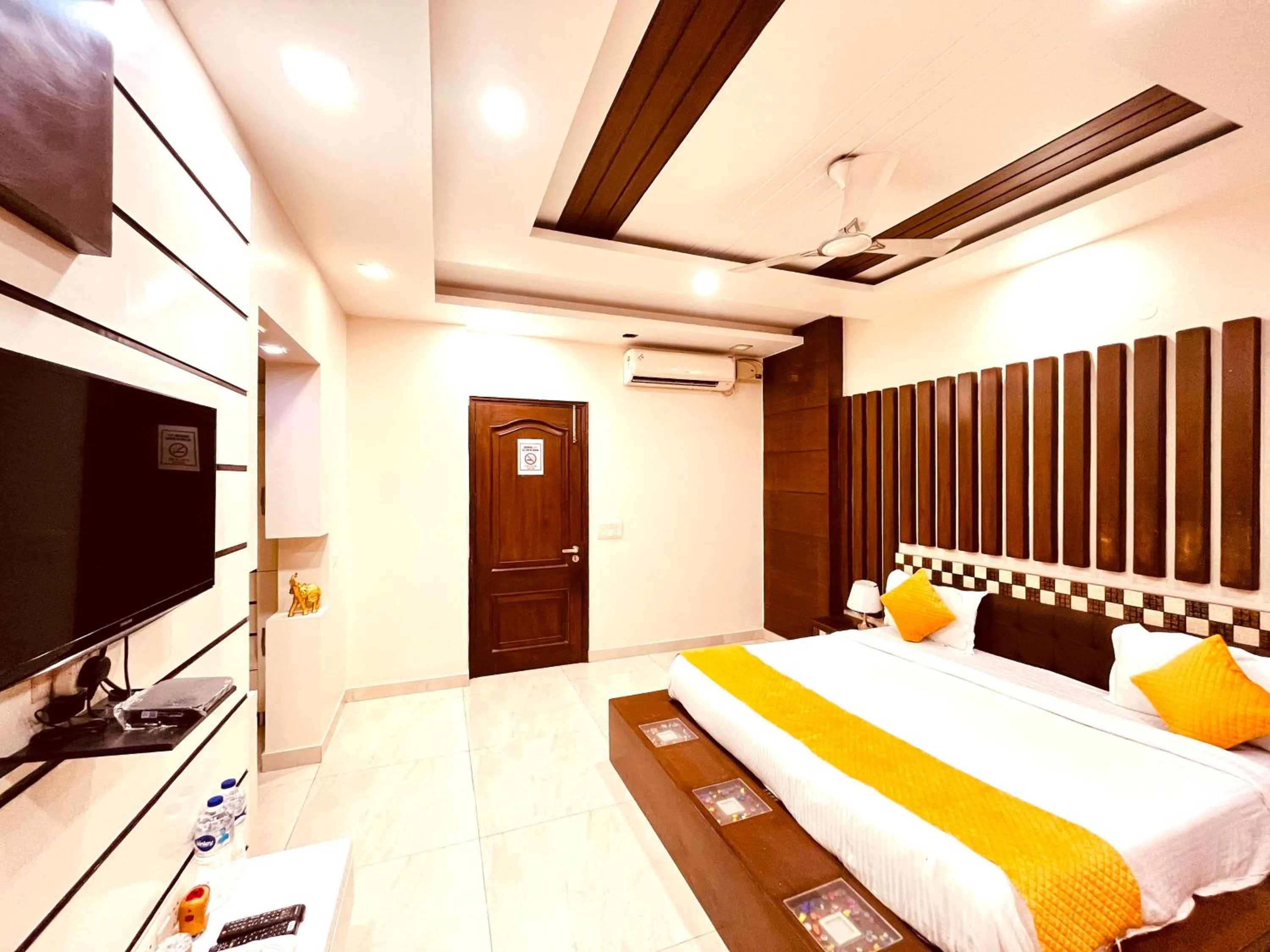 TV and multimedia, Bed in South INN near AIIMS Hospital Green Park South Delhi