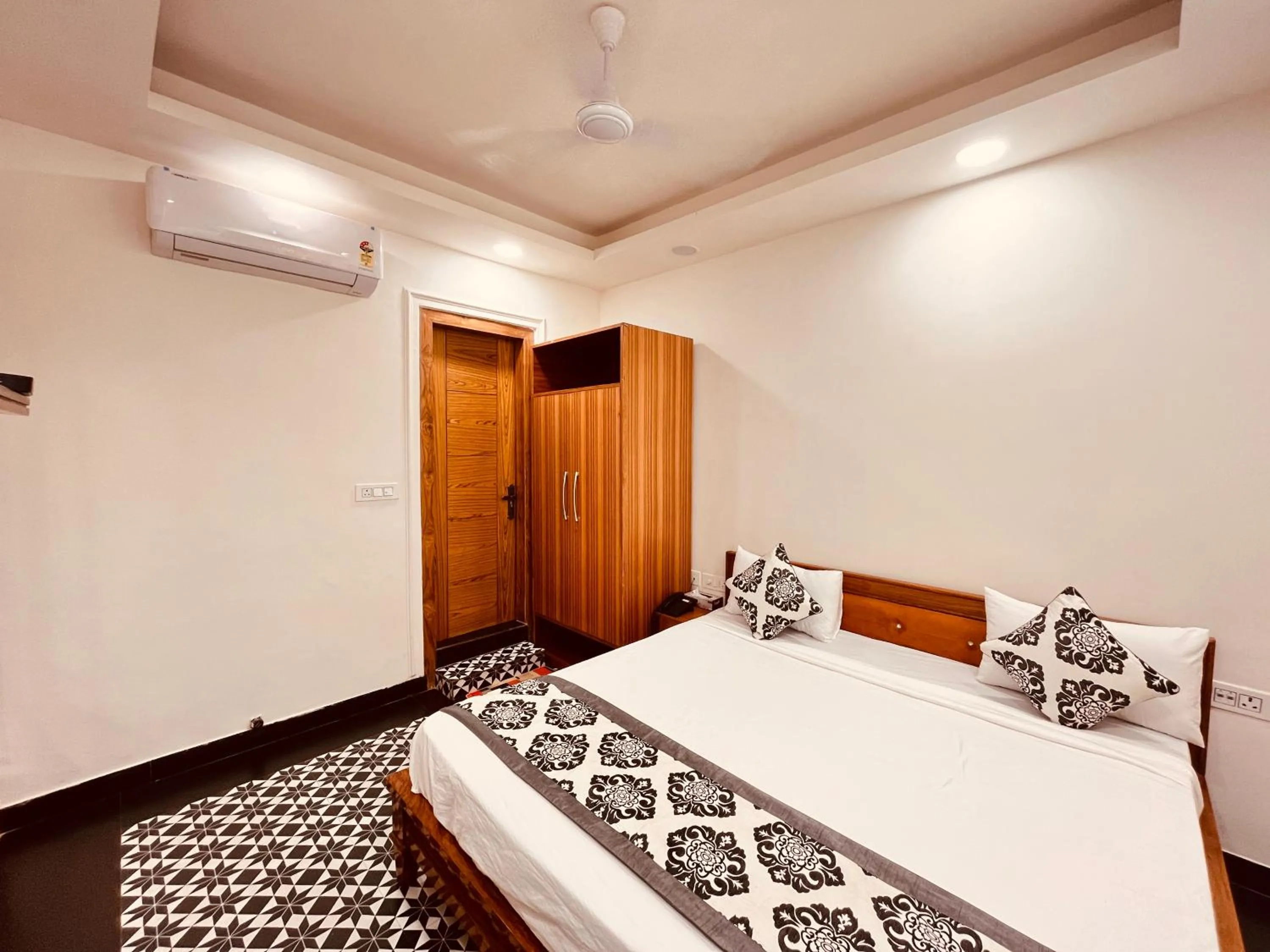 Bed in South INN near AIIMS Hospital Green Park South Delhi