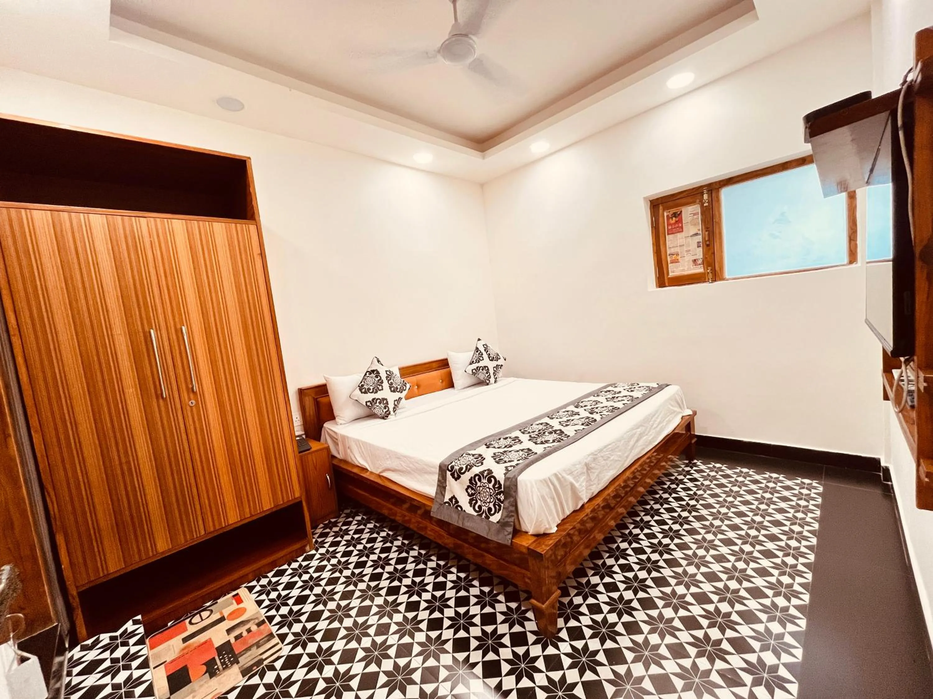 Bed in South INN near AIIMS Hospital Green Park South Delhi