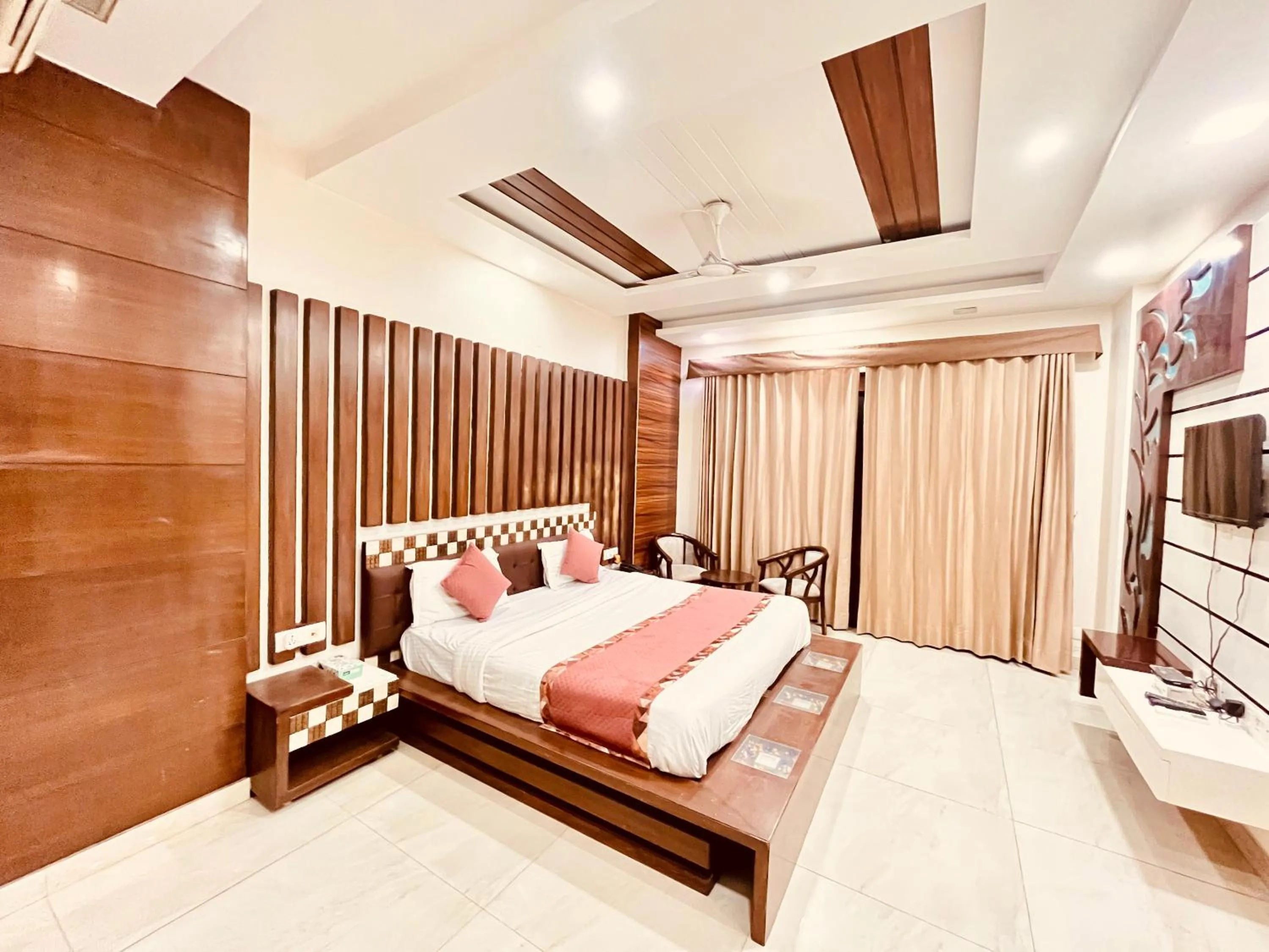 Communal lounge/ TV room, Bed in South INN near AIIMS Hospital Green Park South Delhi