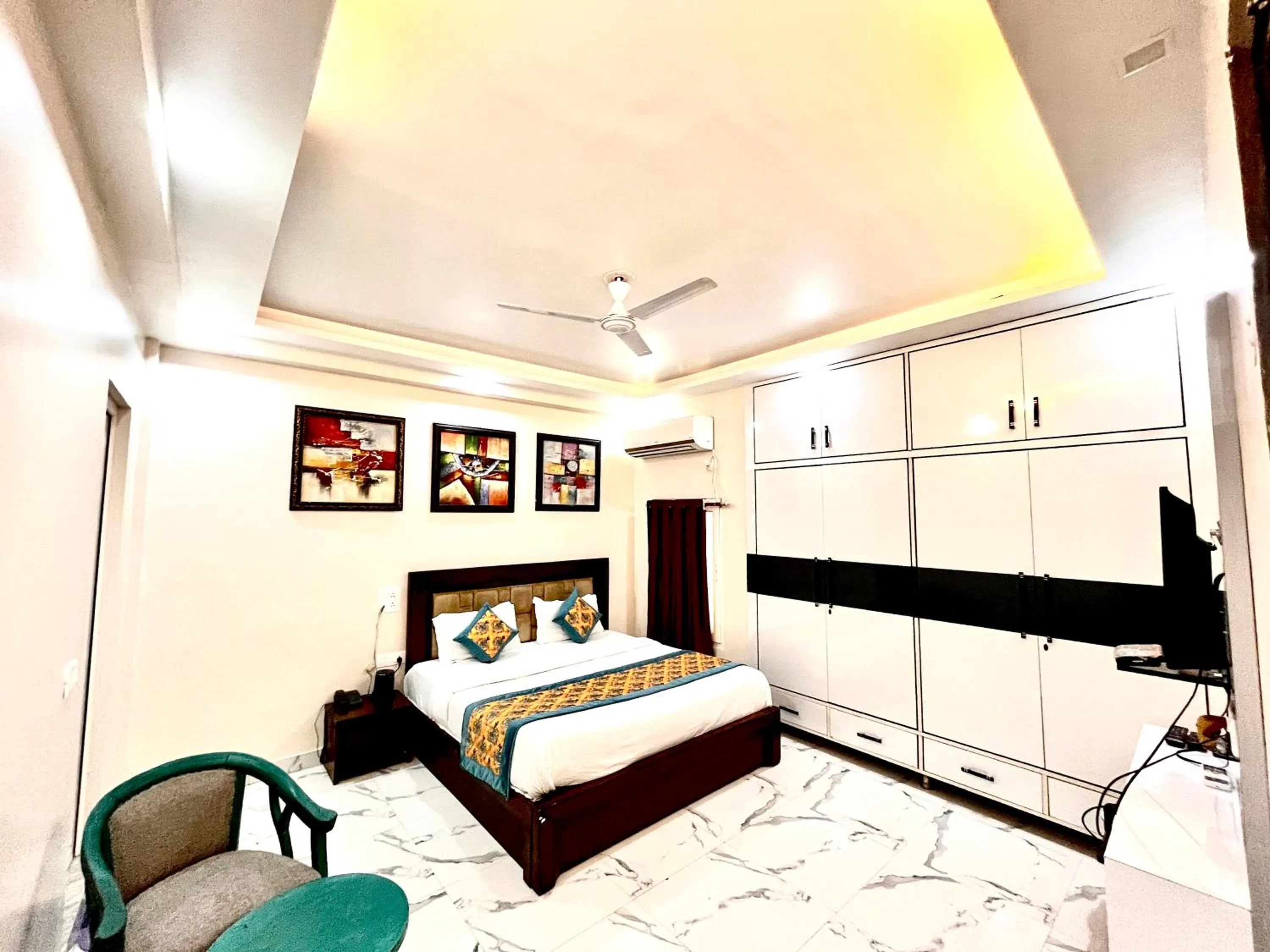 Communal lounge/ TV room, Bed in South INN near AIIMS Hospital Green Park South Delhi