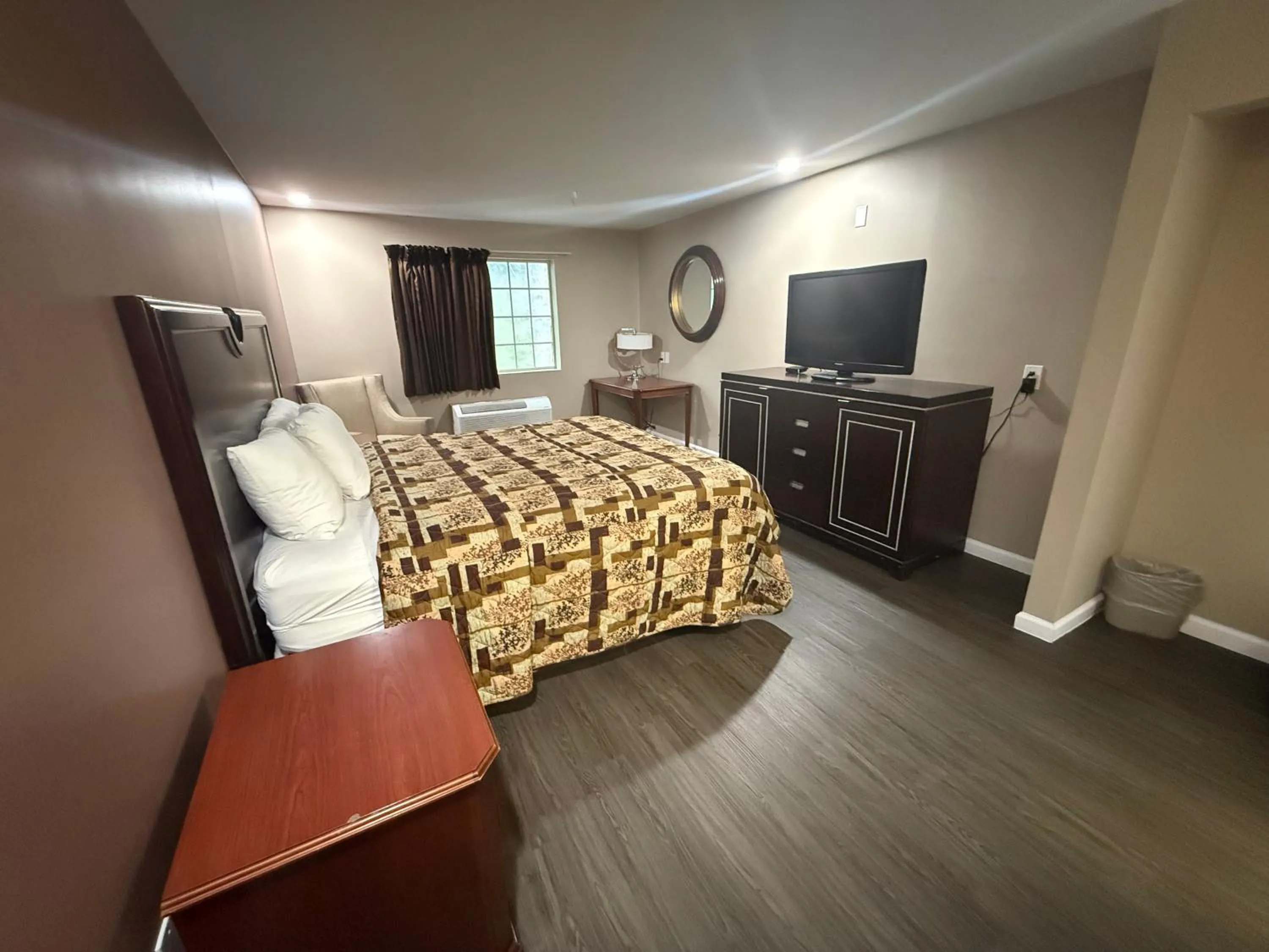 Standard King Room in Magnolia Bay Hotel & Suites