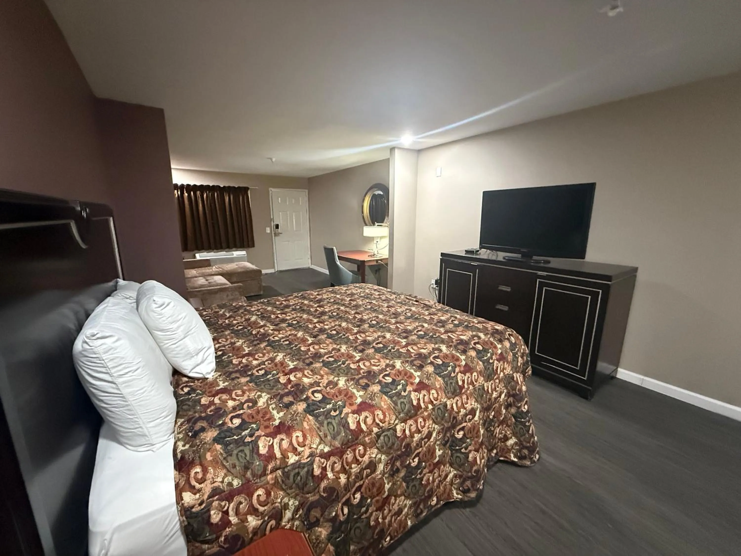 King Suite in Magnolia Bay Hotel & Suites