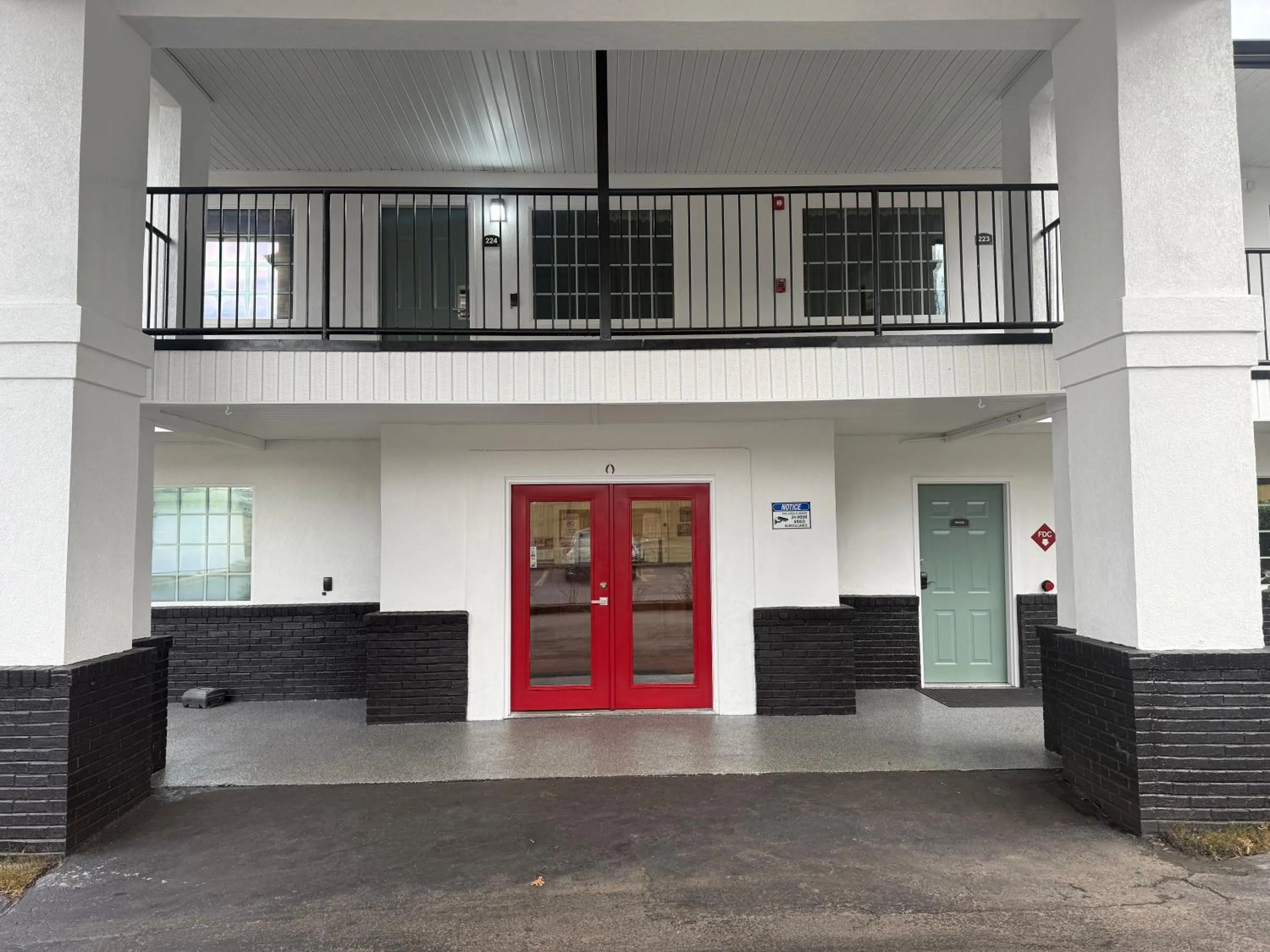 Magnolia Bay Hotel & Suites
