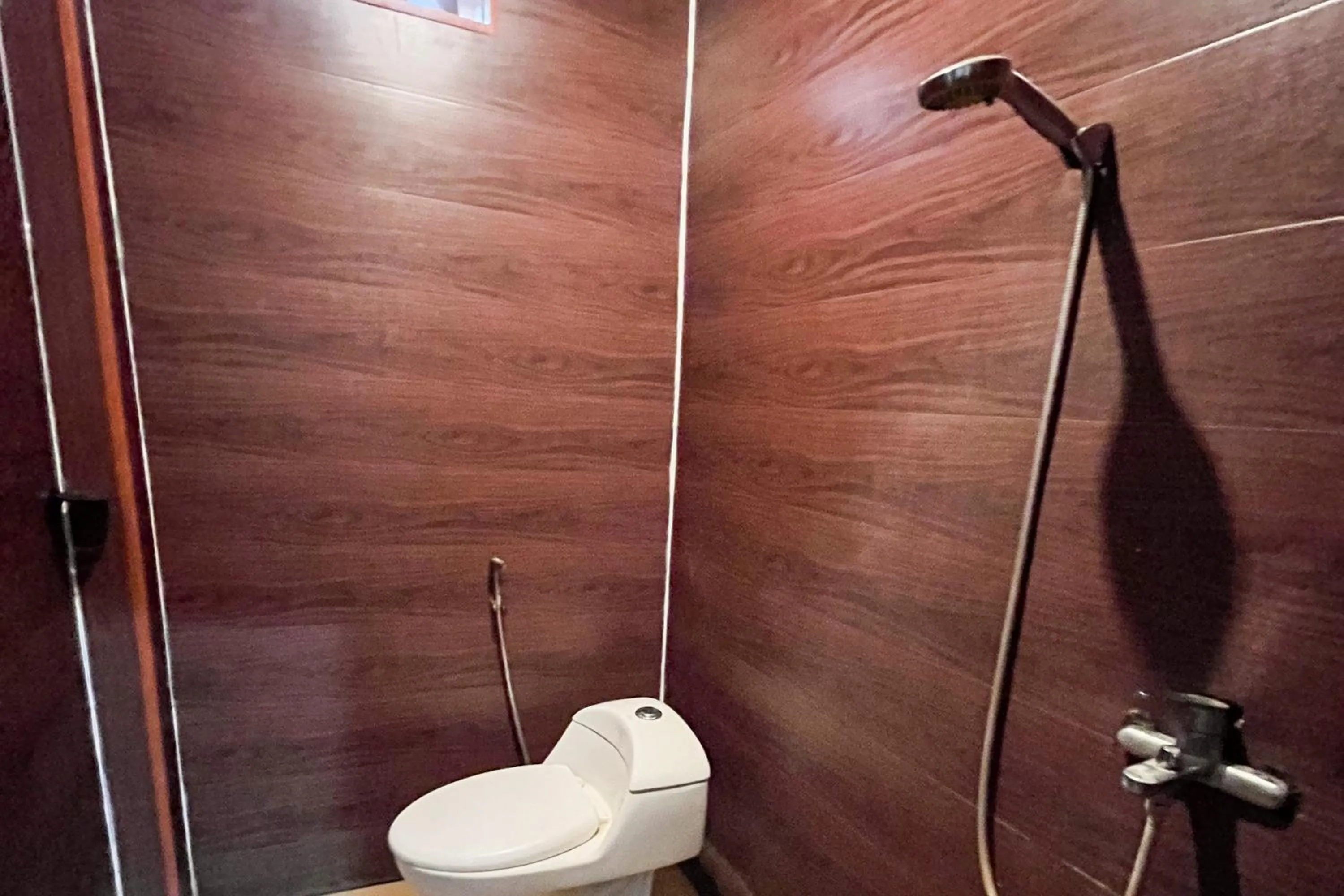 Bathroom in RedDoorz Syariah at Hostel Imah 3 Lampung