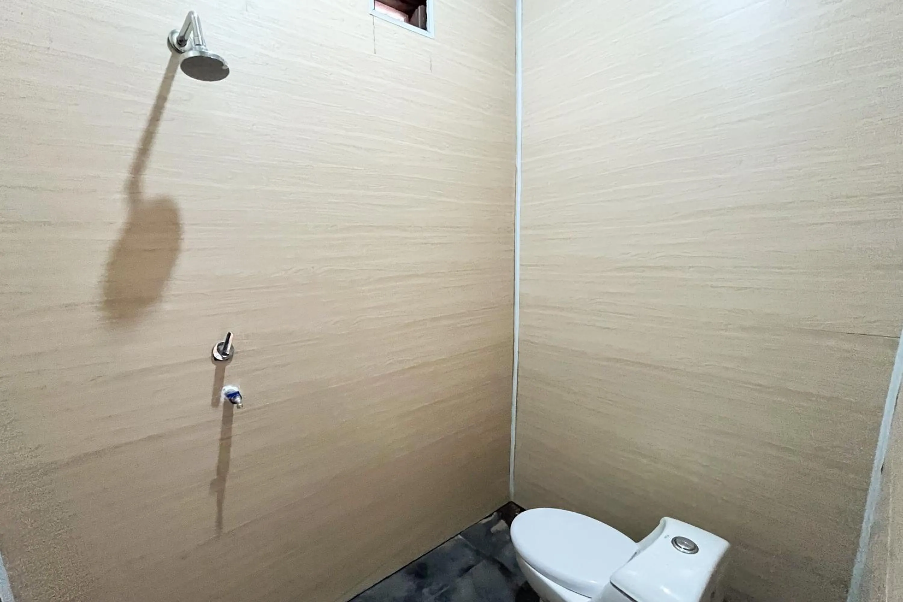 Bathroom in RedDoorz Syariah at Hostel Imah 3 Lampung