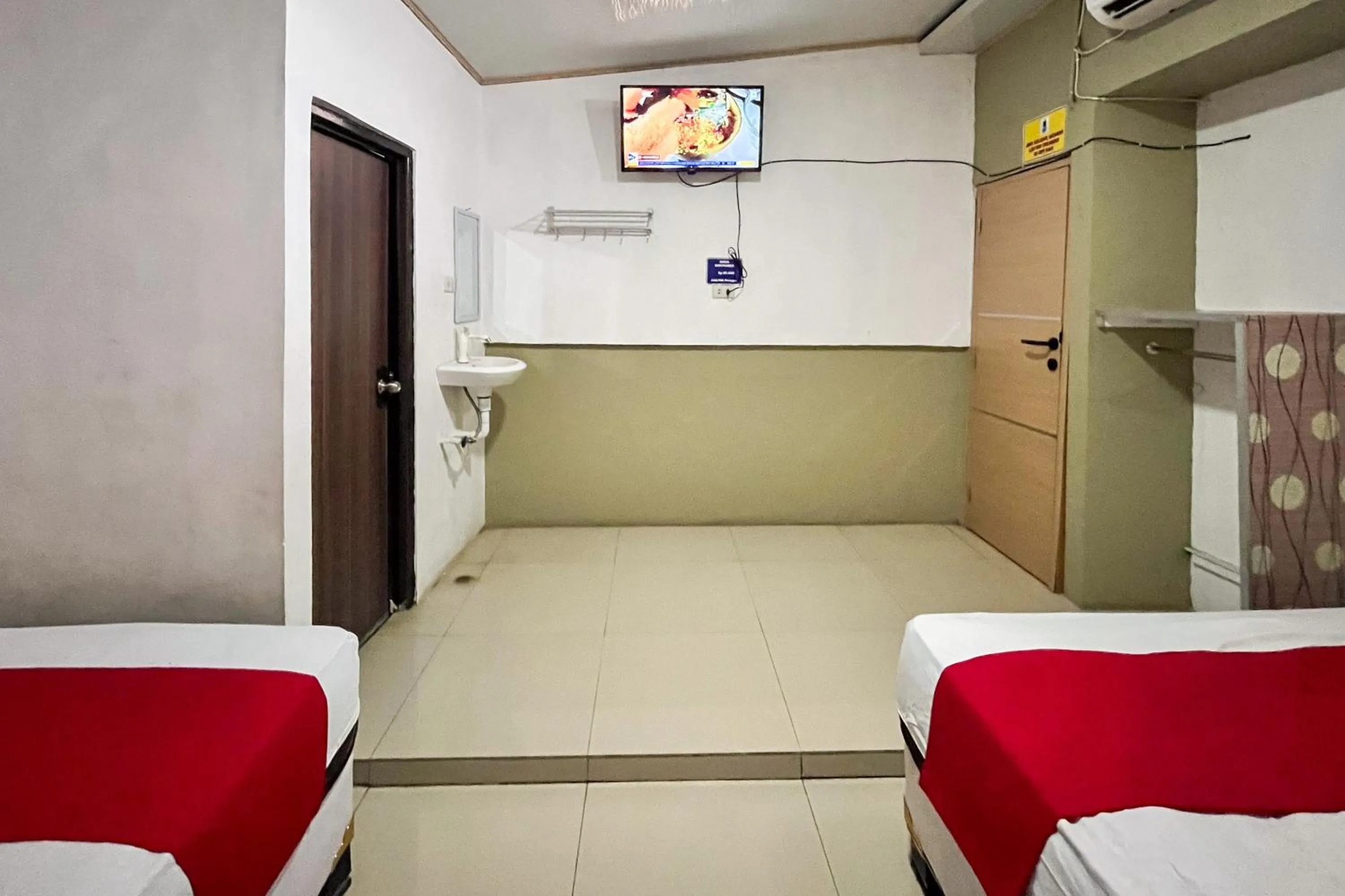 Bedroom, Bed in RedDoorz Syariah at Hostel Imah 3 Lampung