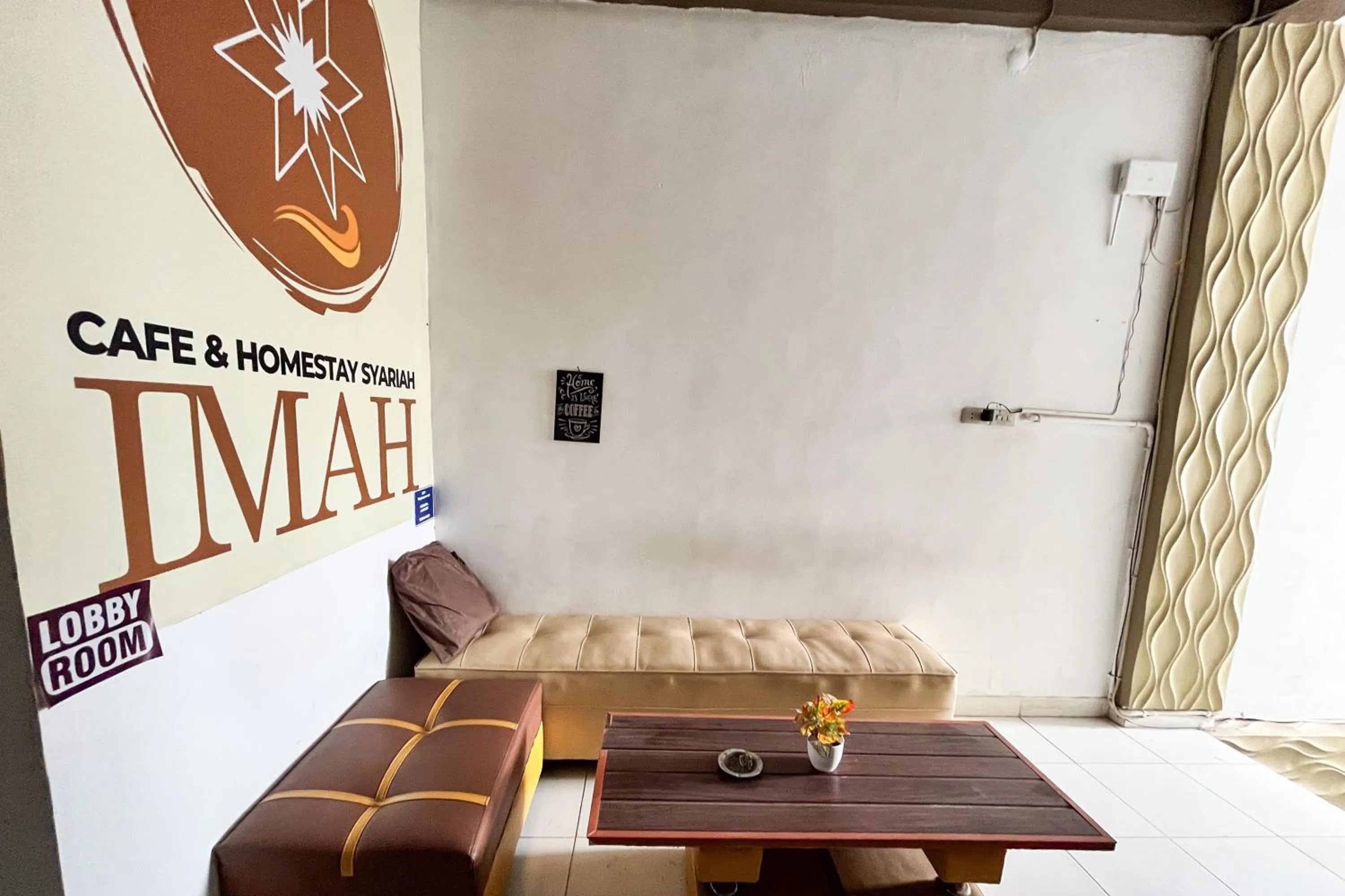 Lobby or reception, Bed in RedDoorz Syariah at Hostel Imah 3 Lampung