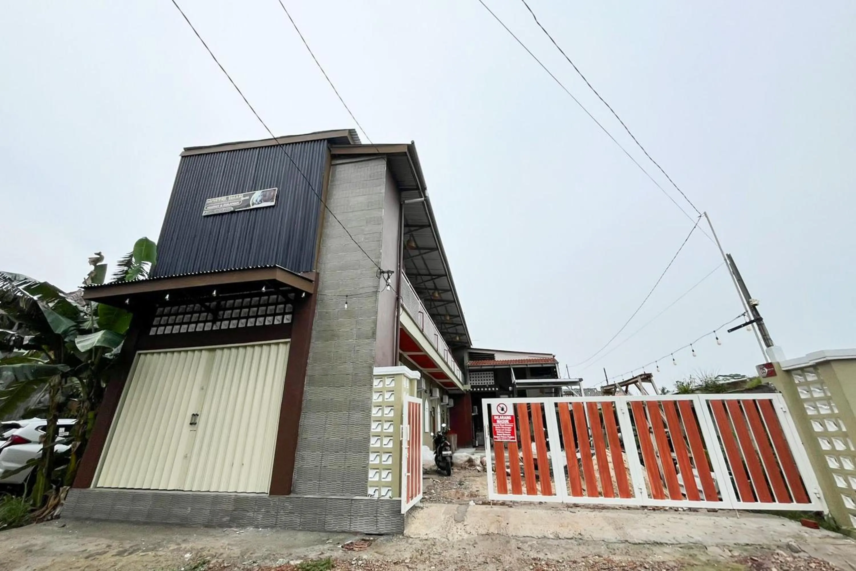 Facade/entrance in RedDoorz Syariah at Hostel Imah 3 Lampung