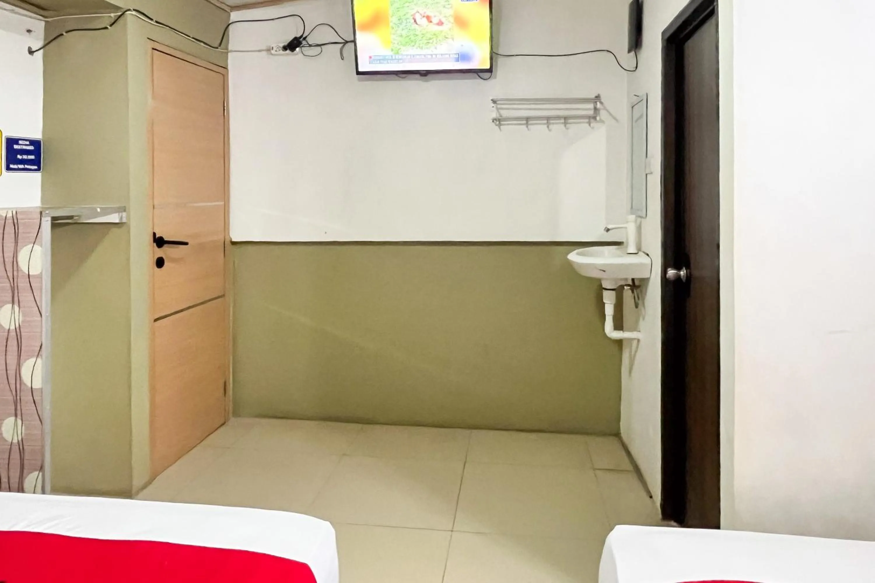 Bathroom in RedDoorz Syariah at Hostel Imah 3 Lampung