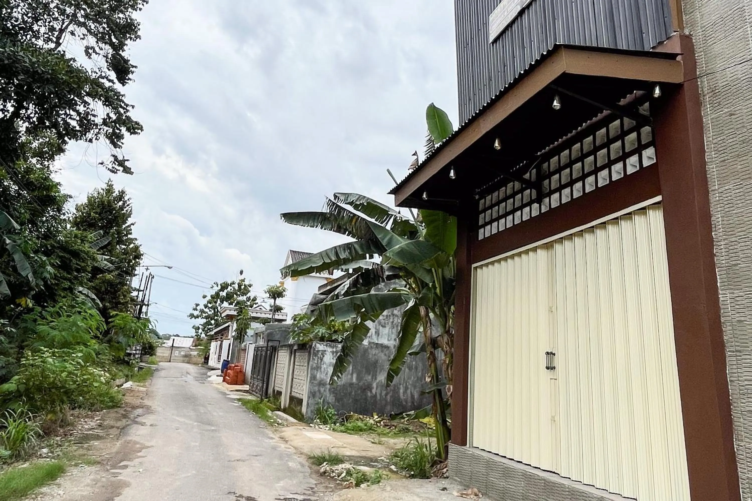 Facade/entrance in RedDoorz Syariah at Hostel Imah 3 Lampung