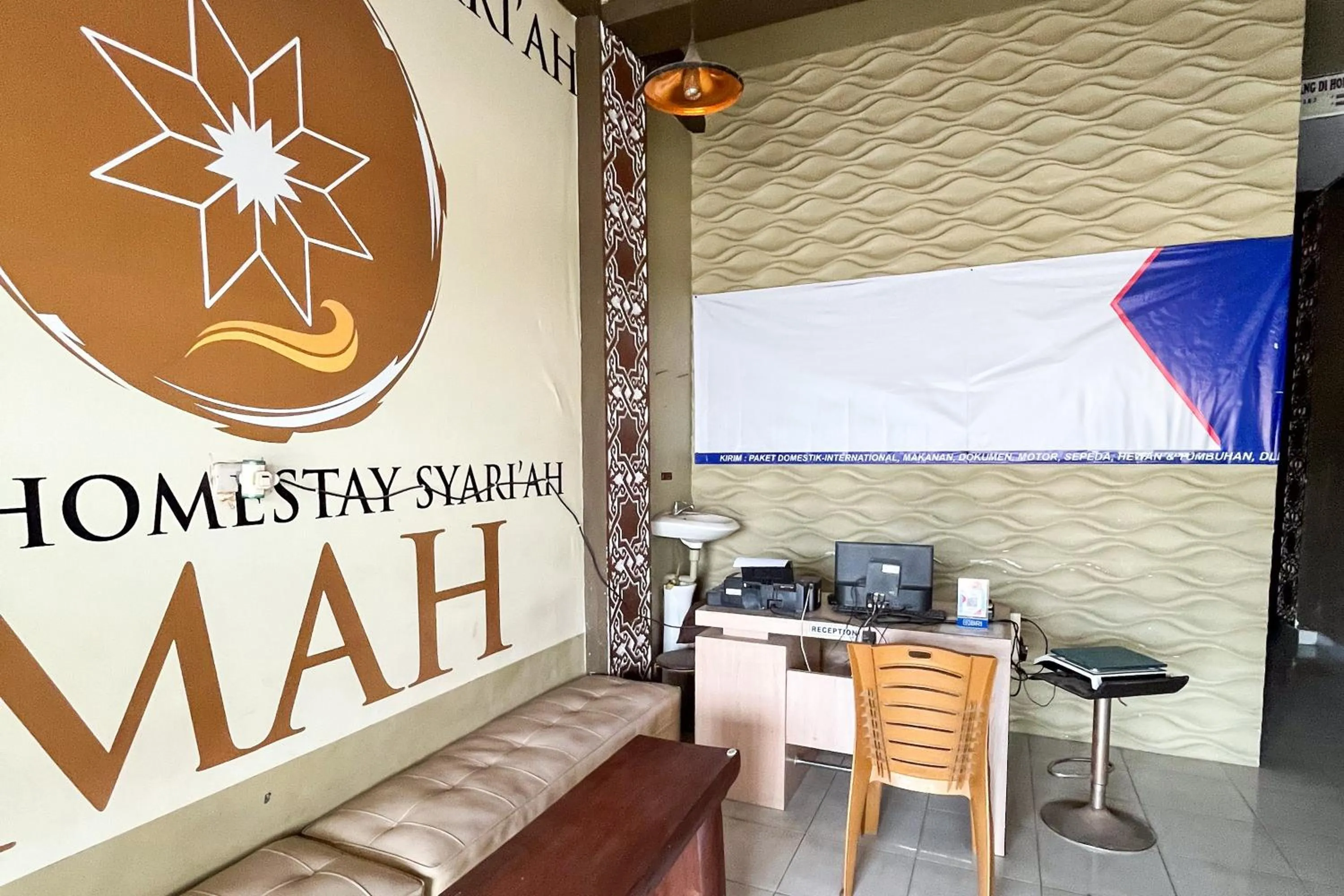Lobby or reception in RedDoorz Syariah at Hostel Imah 3 Lampung