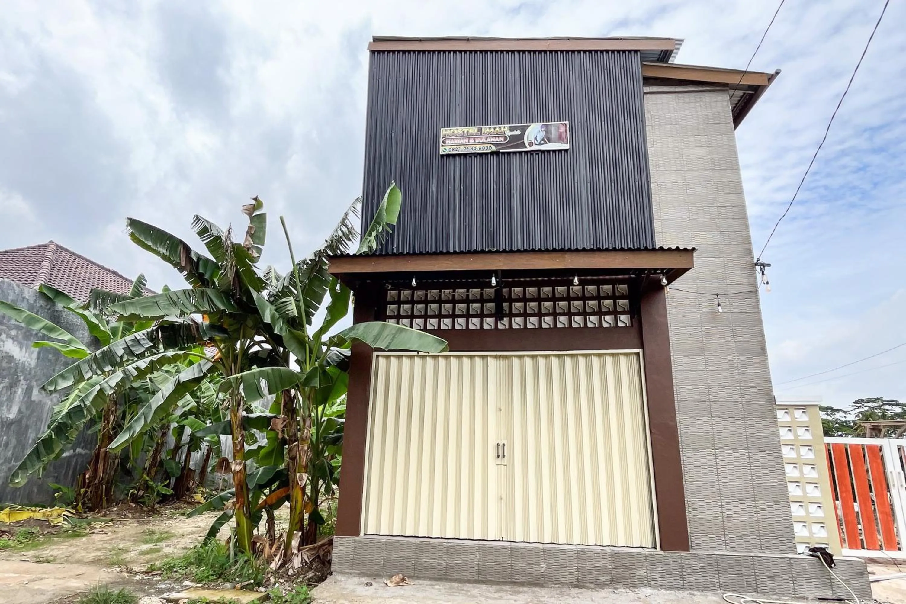 Facade/entrance in RedDoorz Syariah at Hostel Imah 3 Lampung