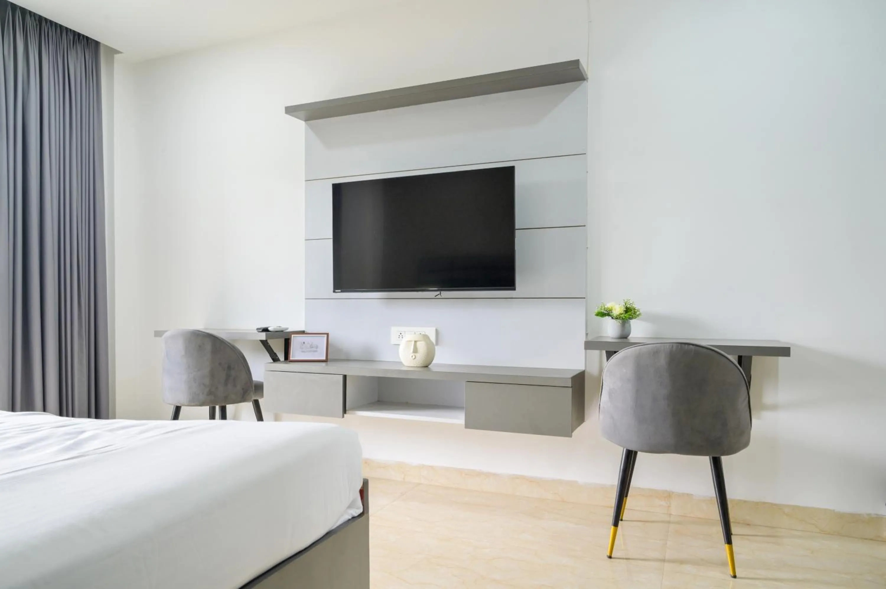 TV and multimedia, Bed in Housr Sector 28 Gurgaon Near IFFCO Chowk Metro Station