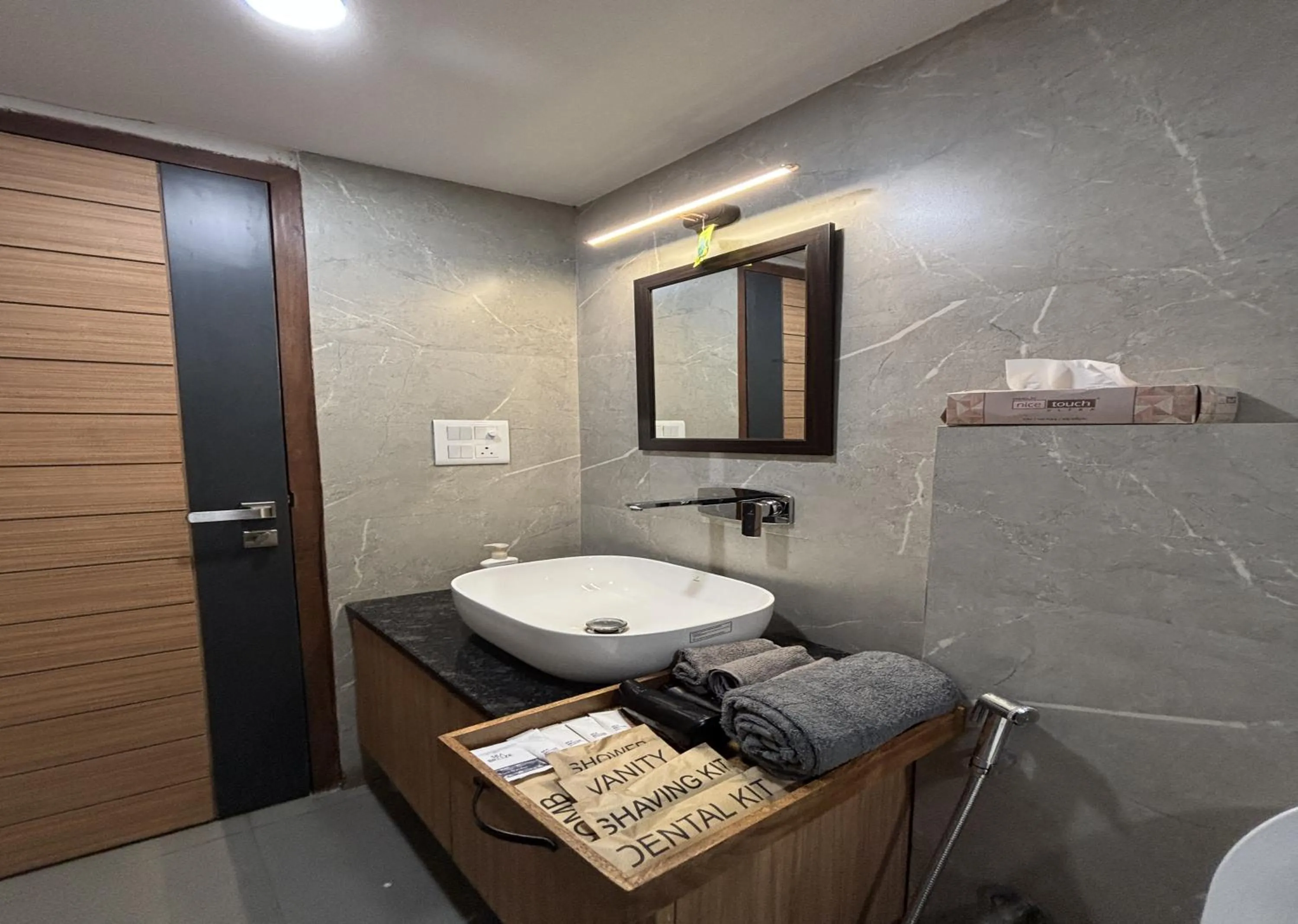 Toilet in Housr Sector 28 Gurgaon Near IFFCO Chowk Metro Station