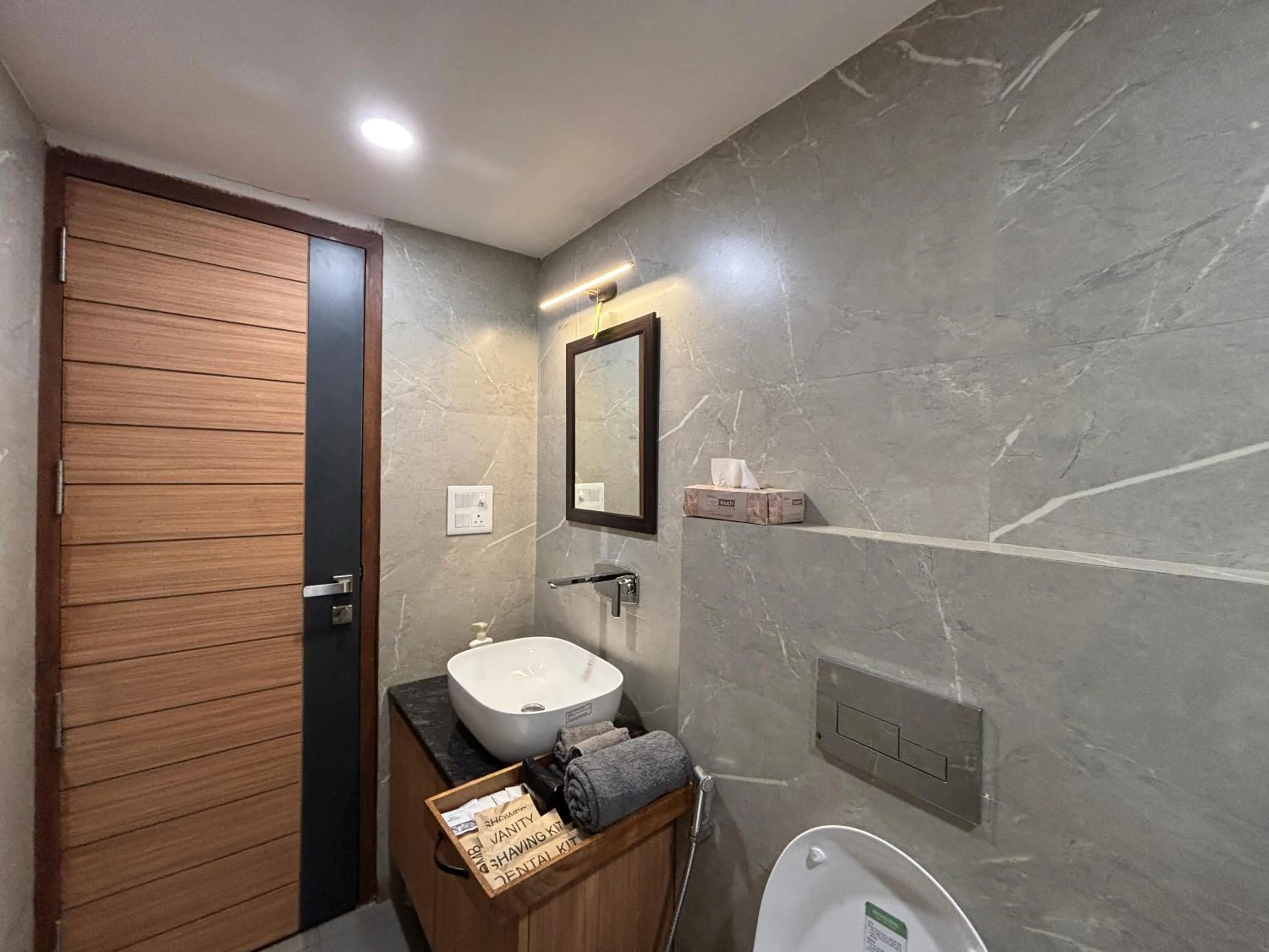 Toilet in Housr Sector 28 Gurgaon Near IFFCO Chowk Metro Station