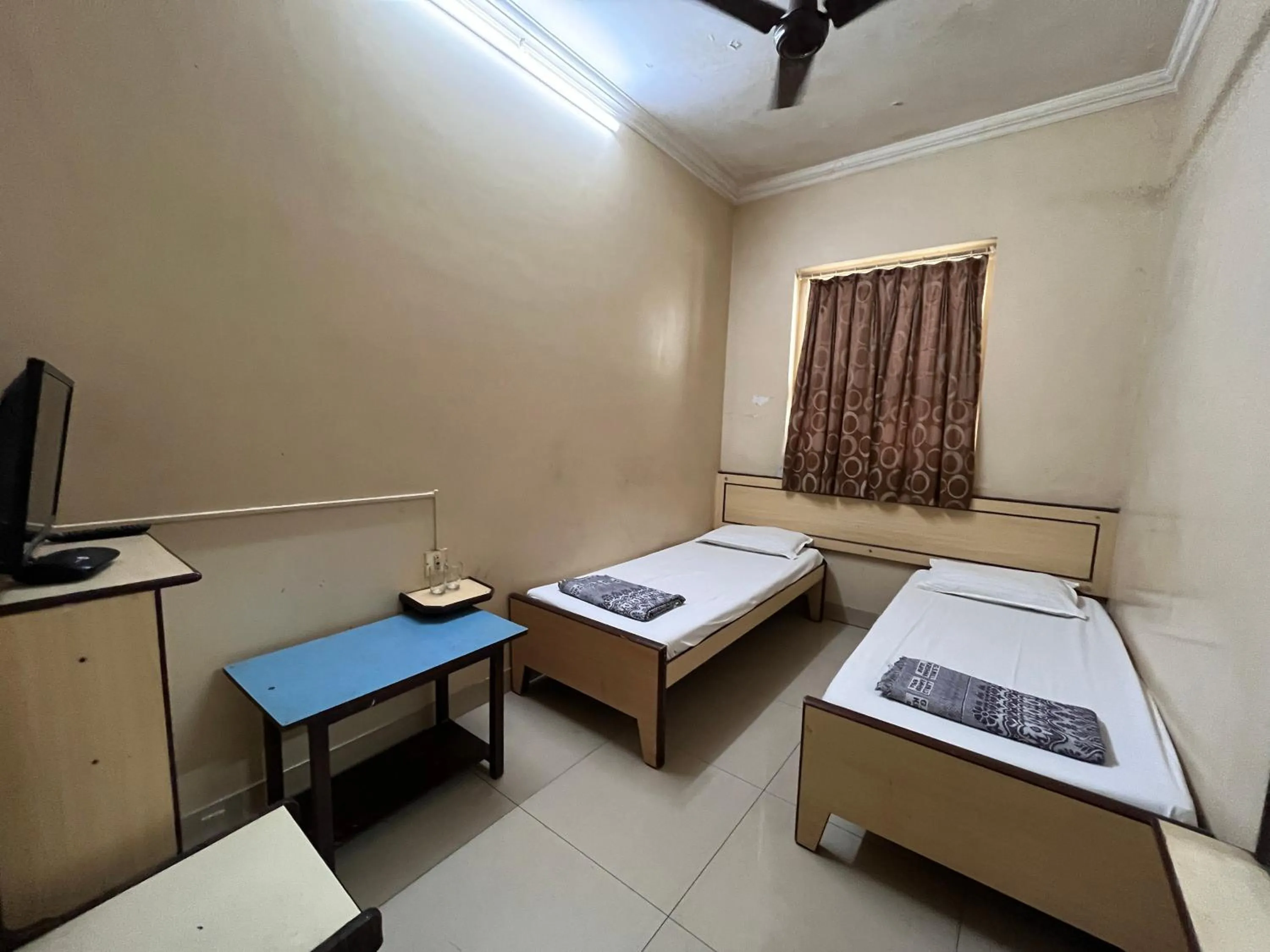 Double Room with Shared Bathroom - single occupancy in Milan Guest House
