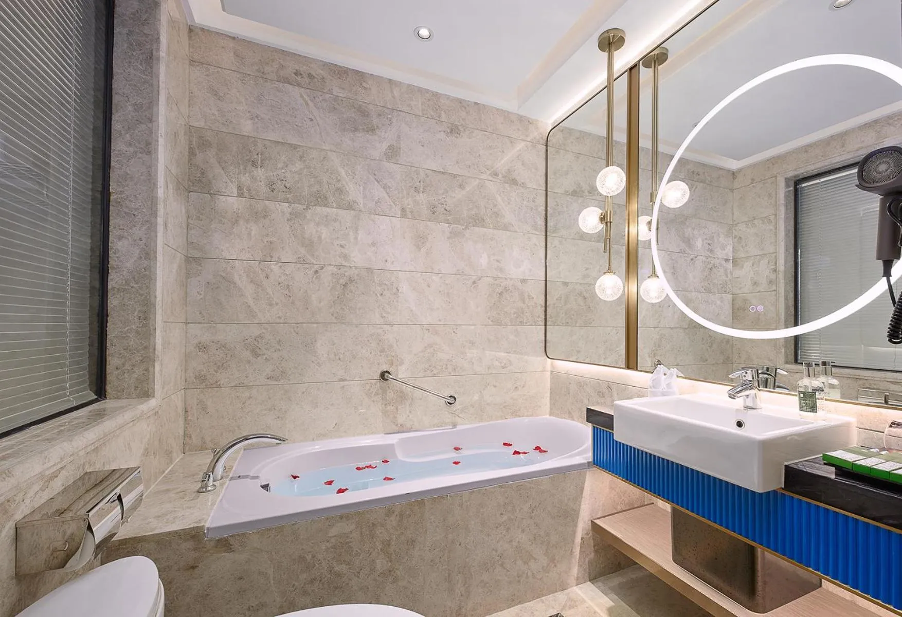 Toilet in Echarm plus International Hotel Guangzhou Changgang Metro Station Branch - Free Shuttle Bus to Canton Fair Complex During Canton Fair Period