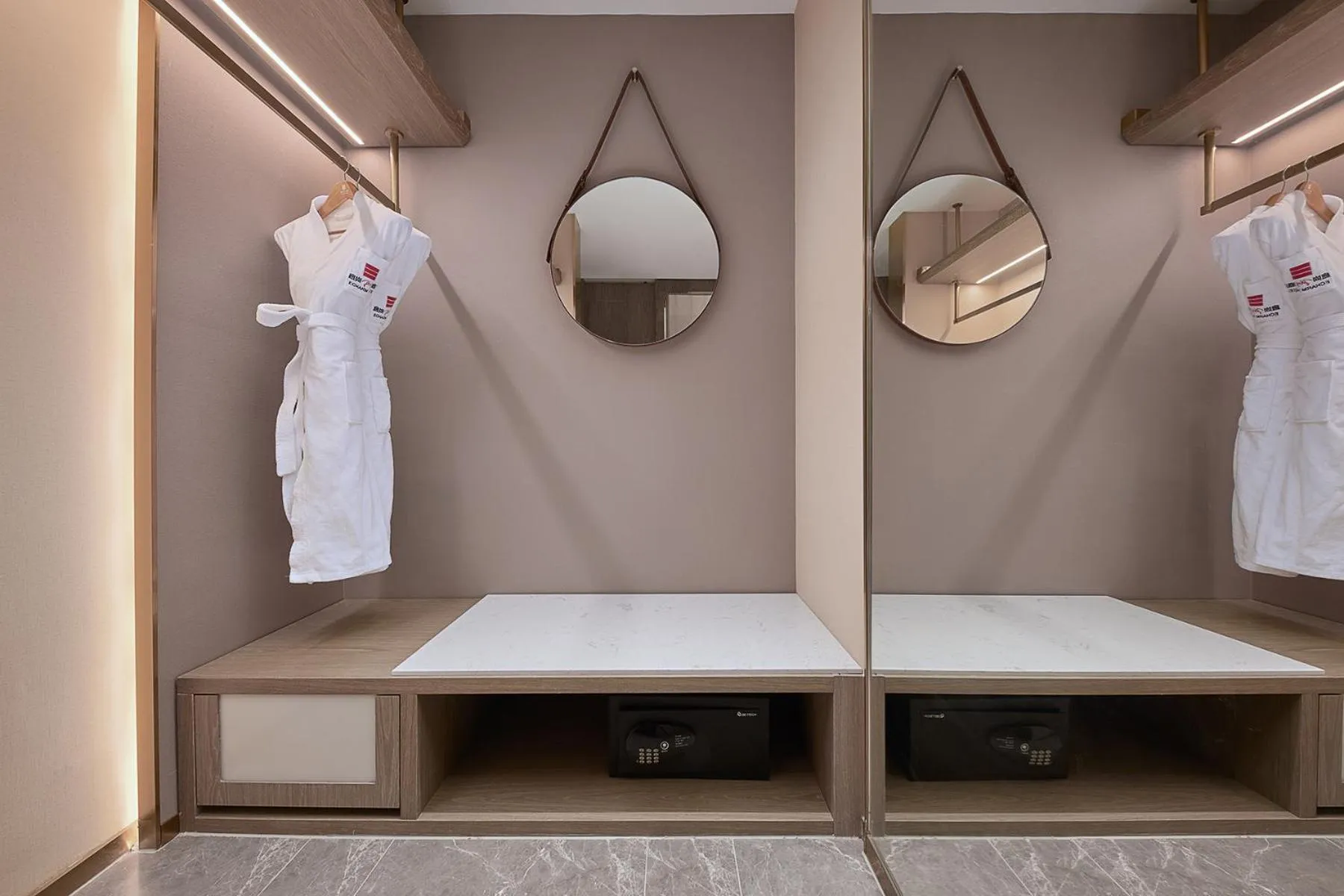 wardrobe in Echarm plus International Hotel Guangzhou Changgang Metro Station Branch - Free Shuttle Bus to Canton Fair Complex During Canton Fair Period