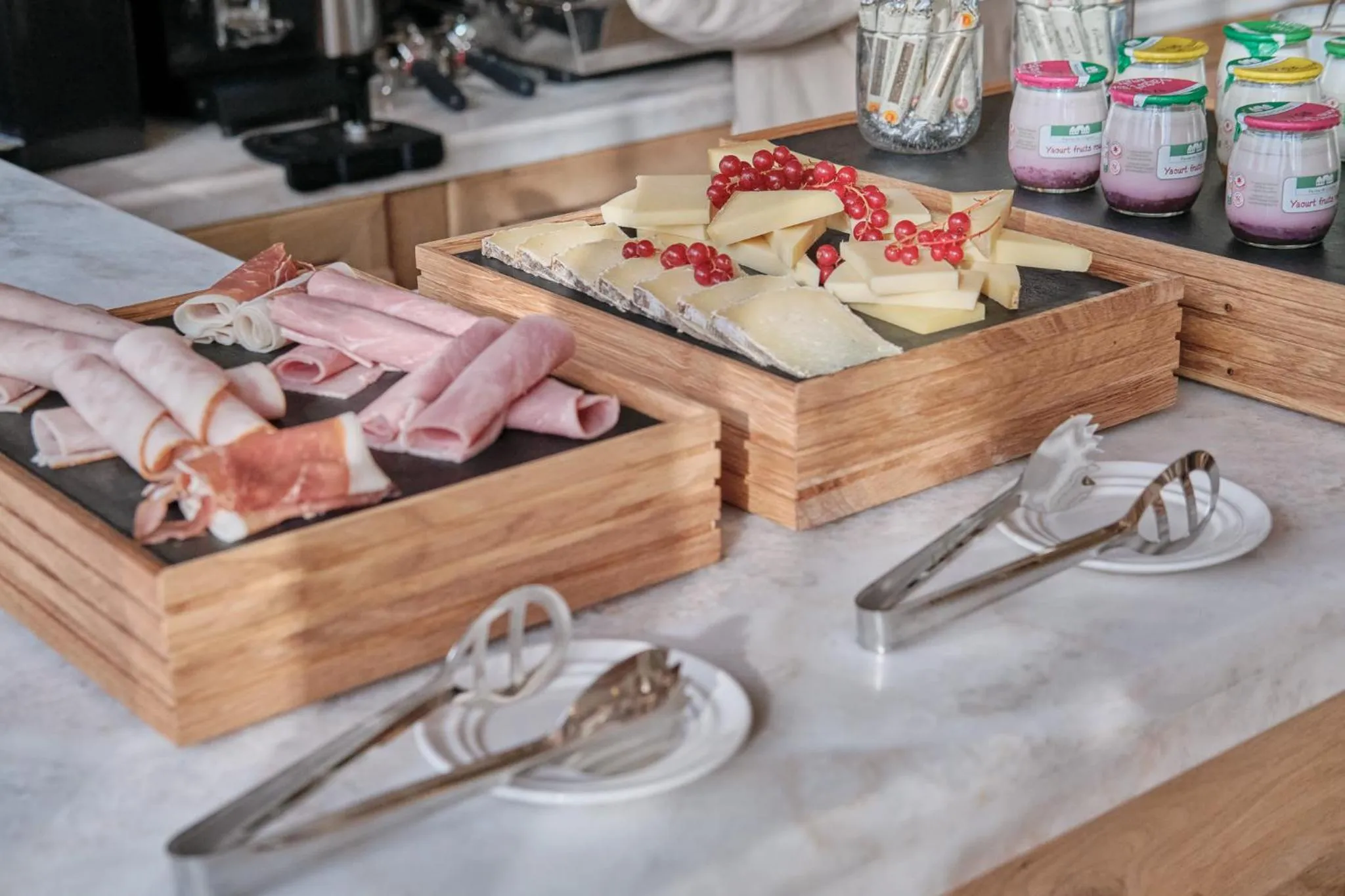Breakfast in Elysée Montmartre Hotel
