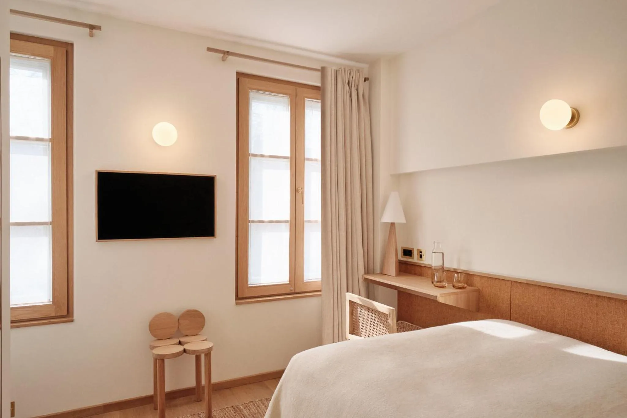 Photo of the whole room, Bed in Elysée Montmartre Hotel