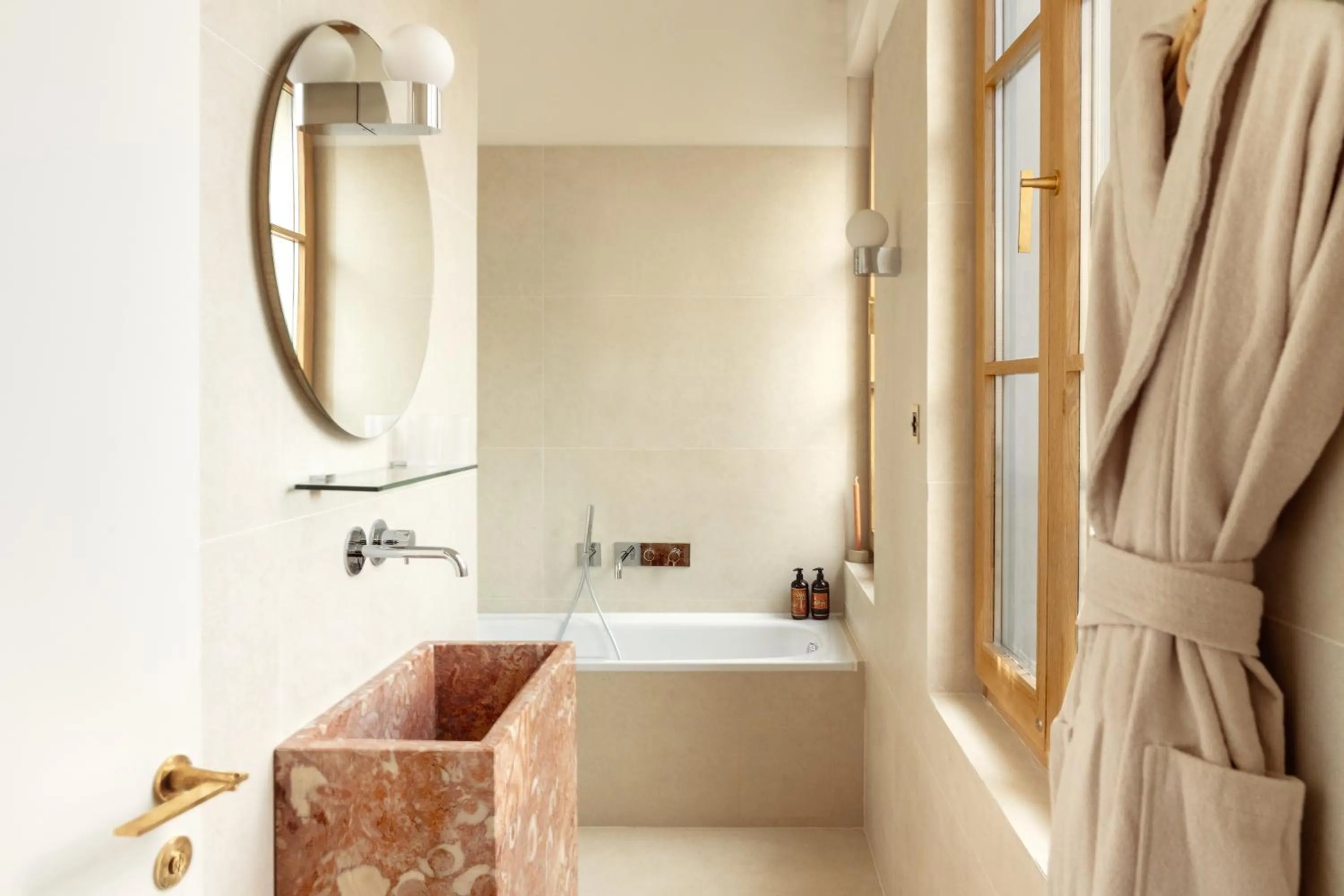 Bathroom in Elysée Montmartre Hotel