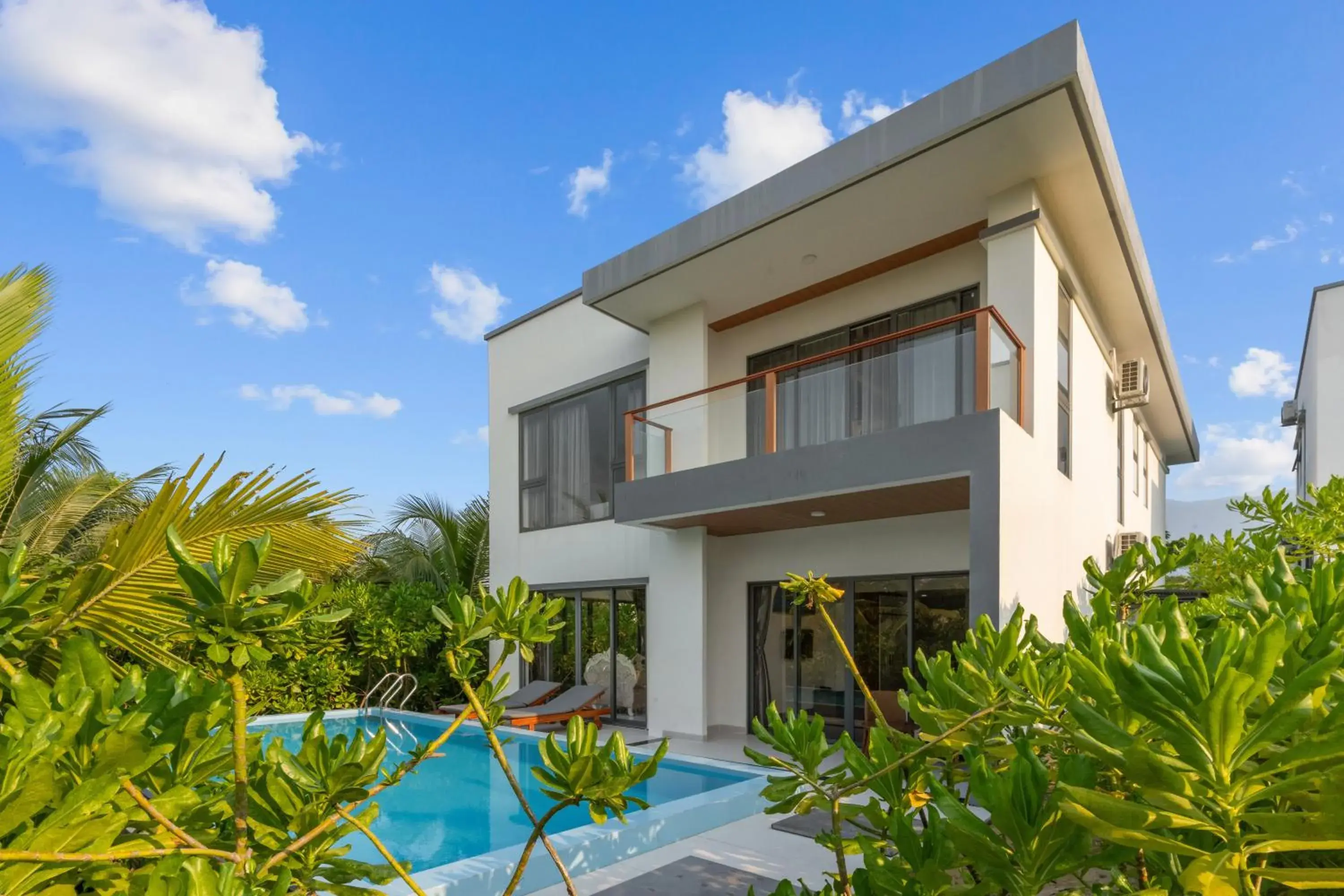 Property building in Langco Bay Retreat Property building in Langco Bay Retreat