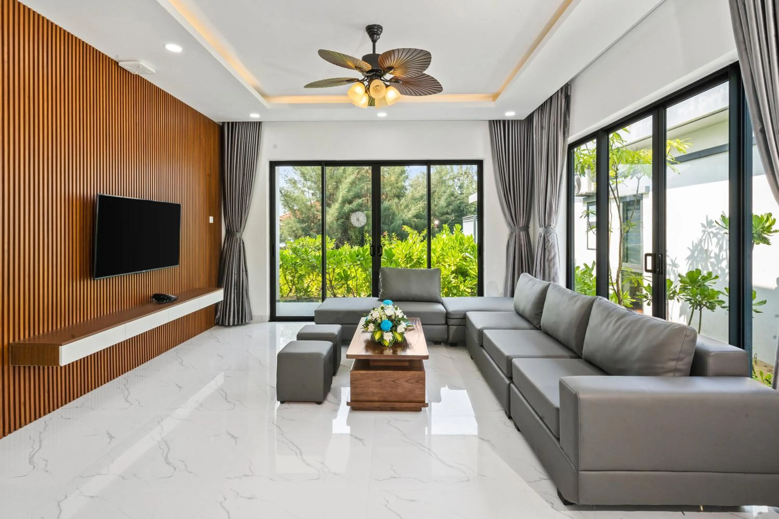 Communal lounge/ TV room in Langco Bay Retreat