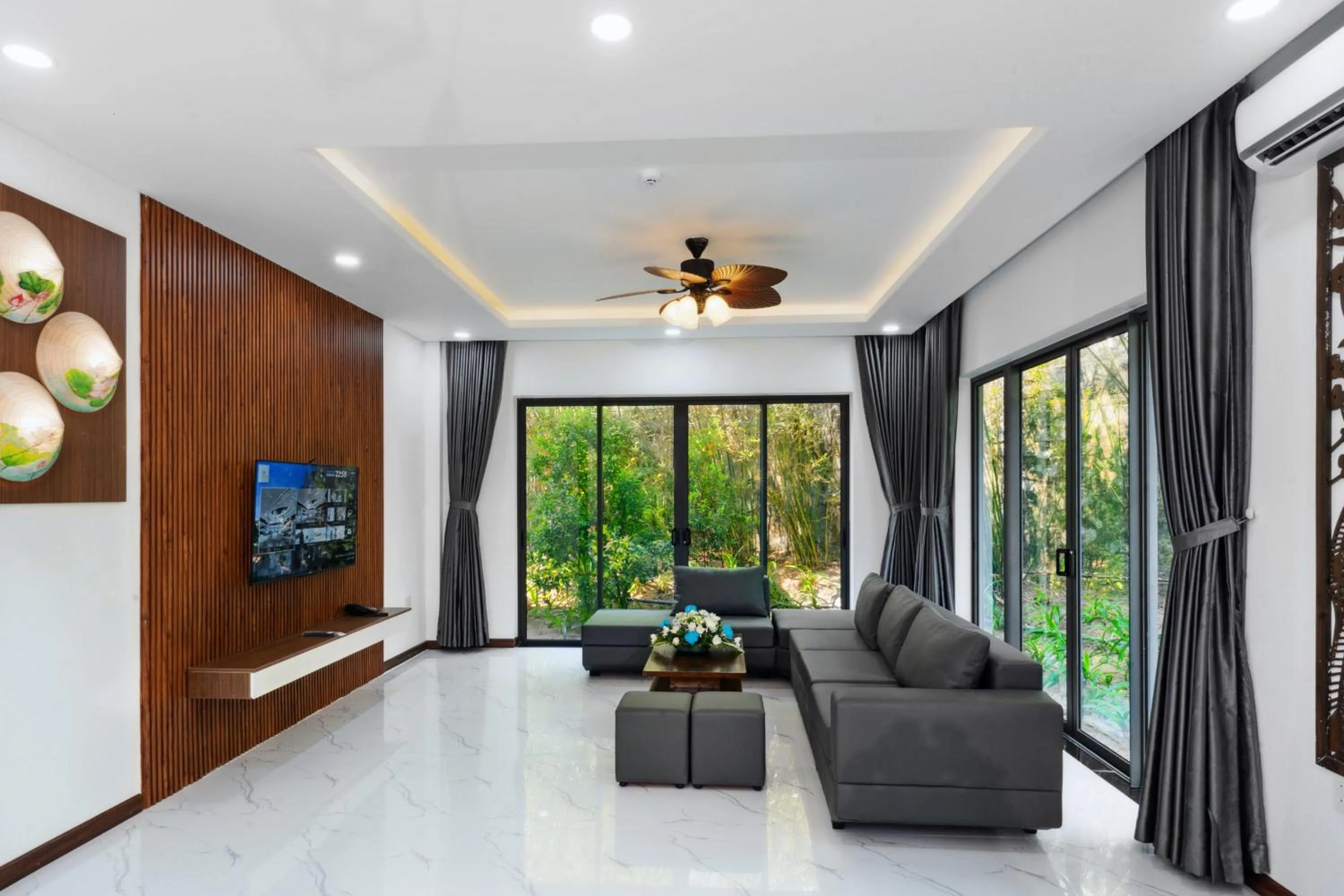 Communal lounge/ TV room in Langco Bay Retreat