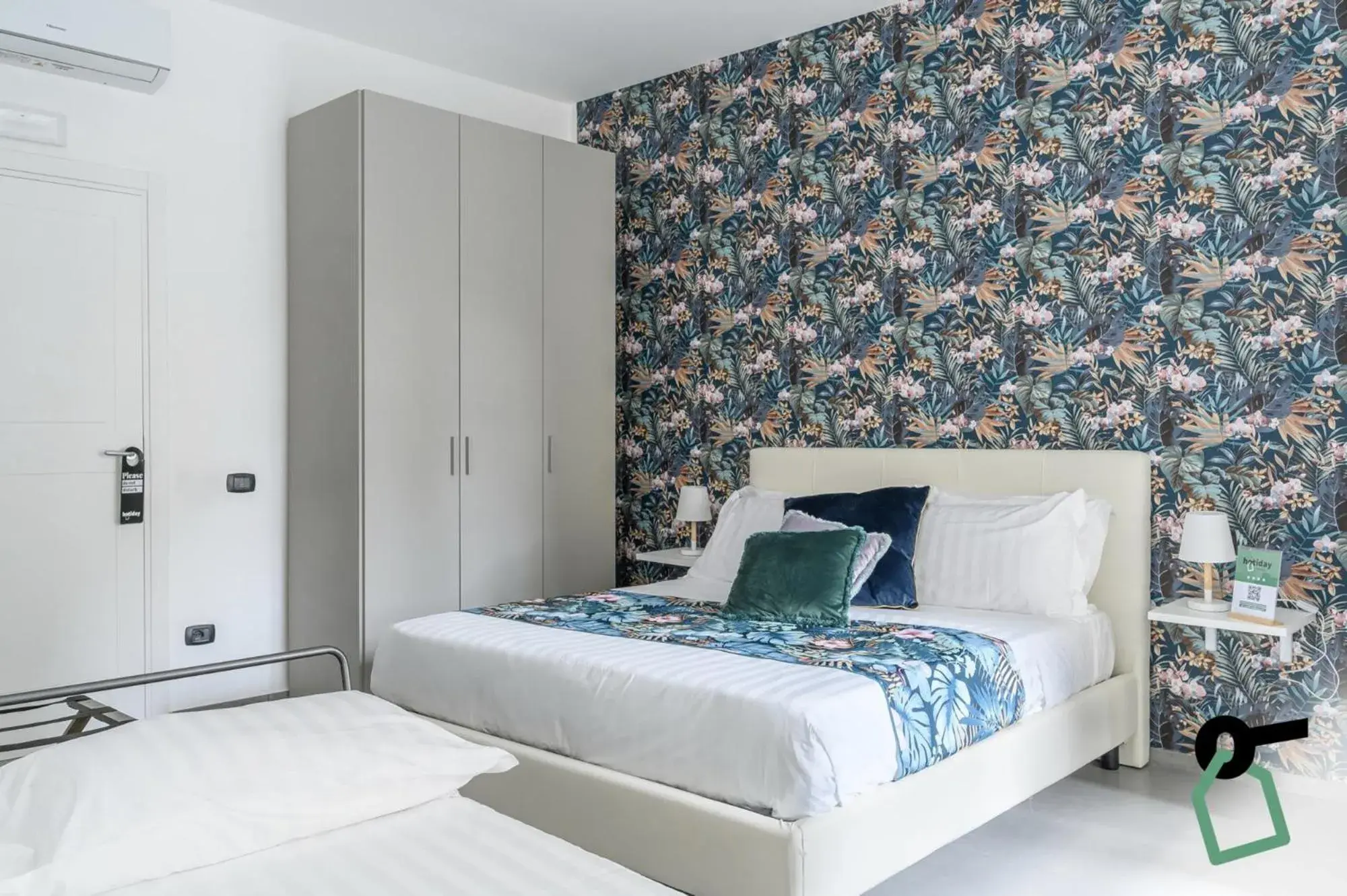 Quadruple Room in HOTIDAY Room Collection - Napoli Duomo Quadruple Room in HOTIDAY Room Collection - Napoli Duomo