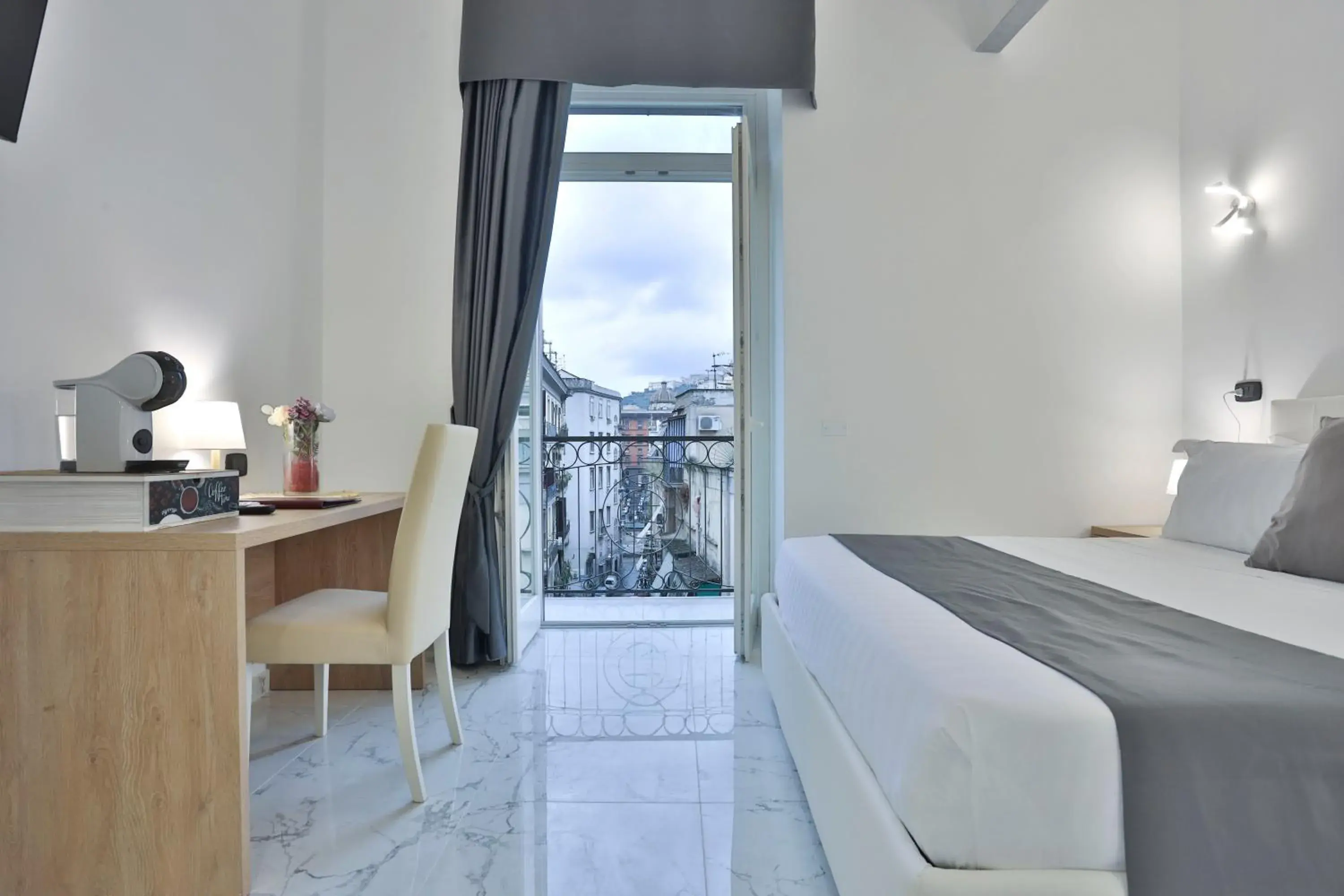 Deluxe Double Room in HOTIDAY Room Collection - Napoli Duomo Deluxe Double Room in HOTIDAY Room Collection - Napoli Duomo