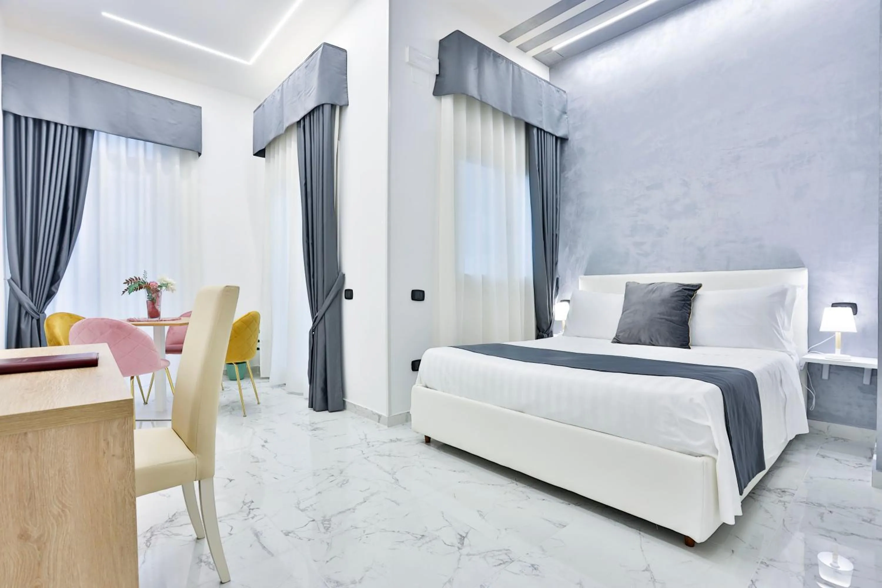 Suite with Terrace in HOTIDAY Room Collection - Napoli Duomo